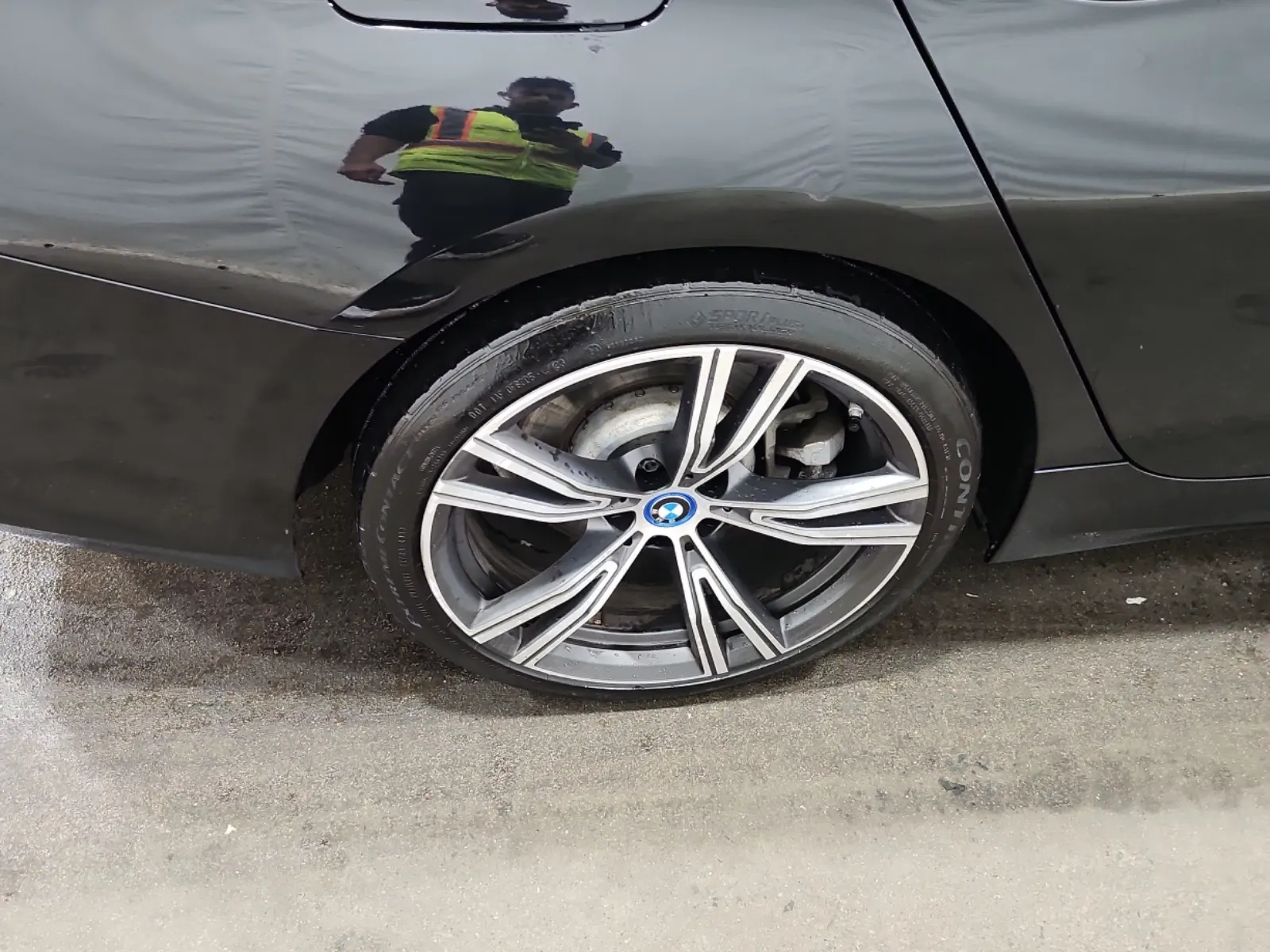 Right Rear Wheel/Tire Photo