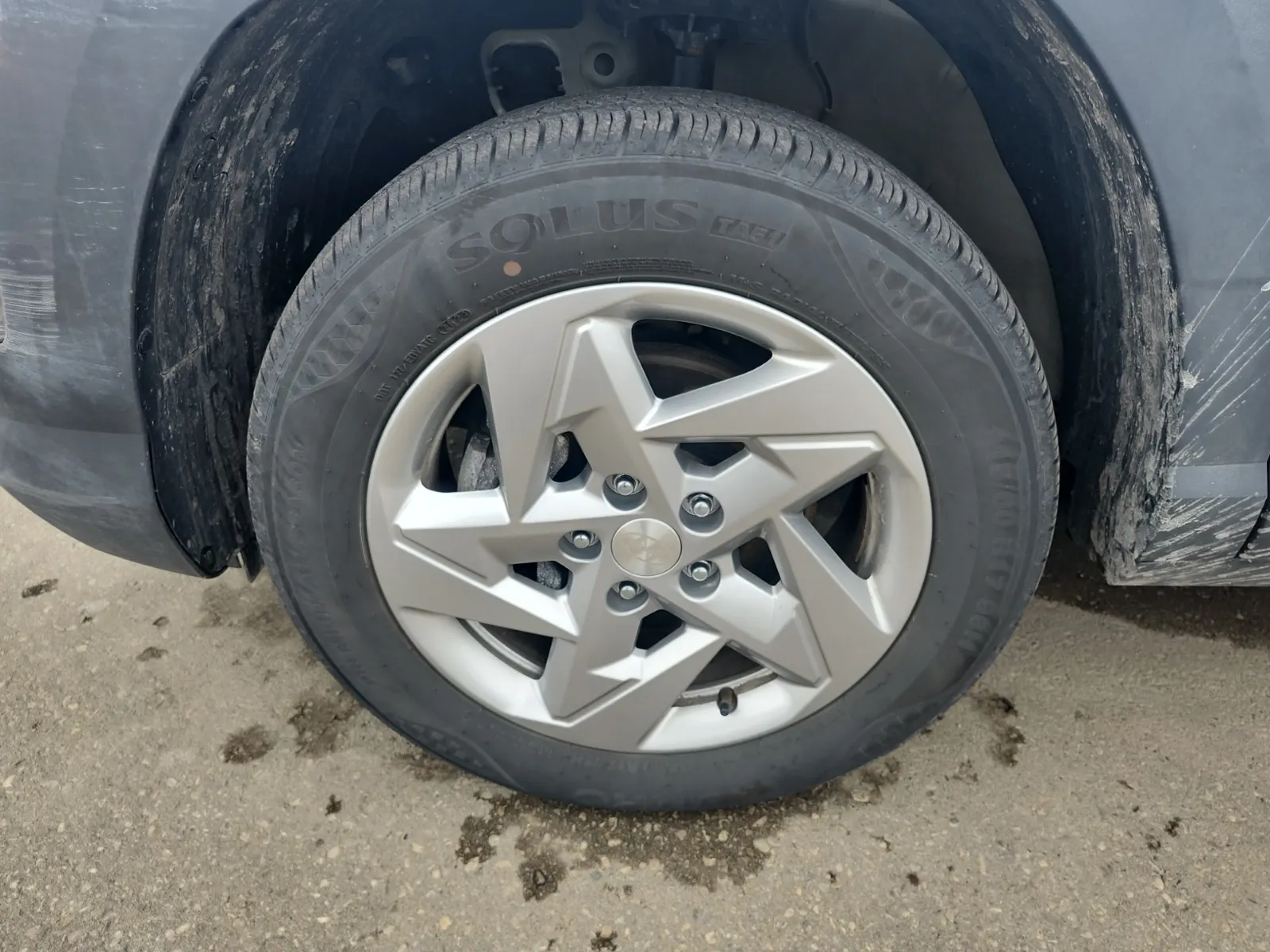 Front driver wheel/tire photo