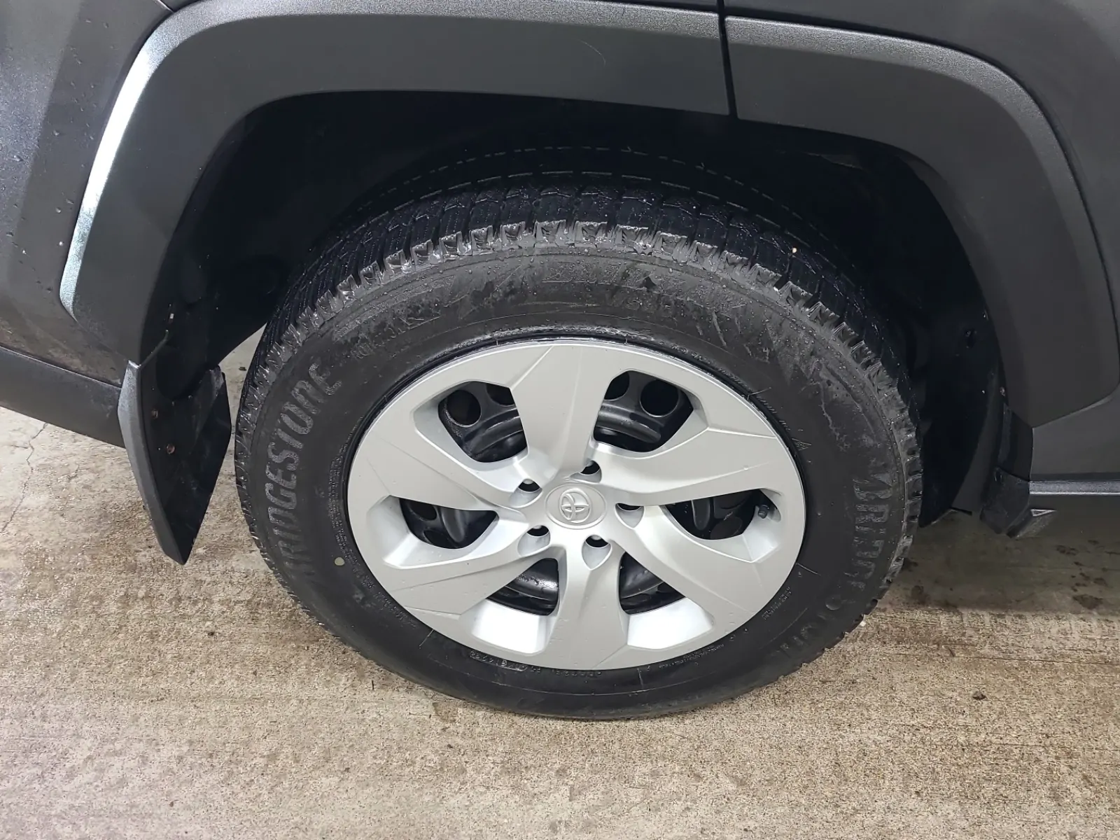 Right Rear Wheel/Tire Photo