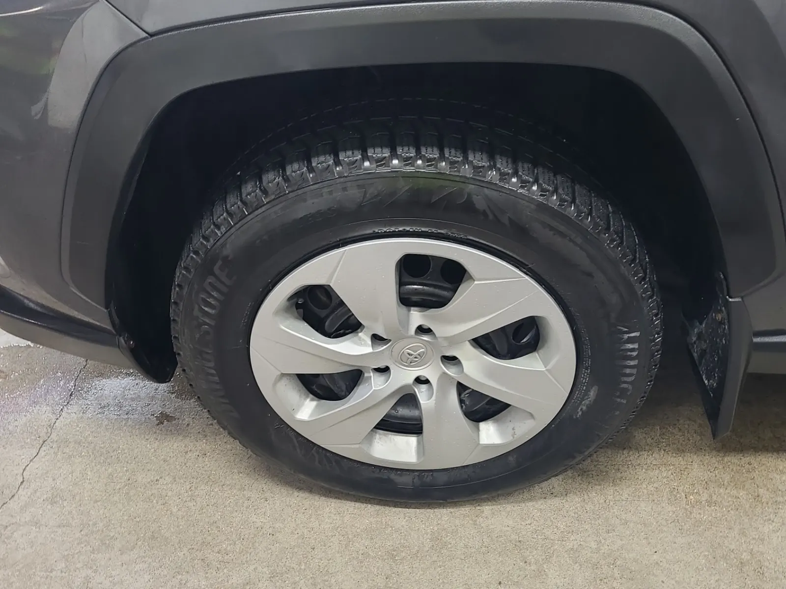 Front driver wheel/tire photo