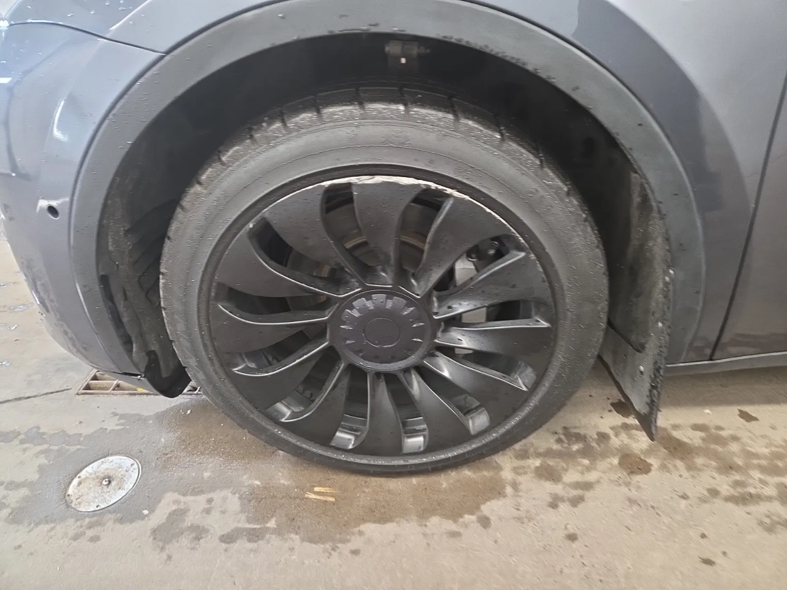 Front driver wheel/tire photo