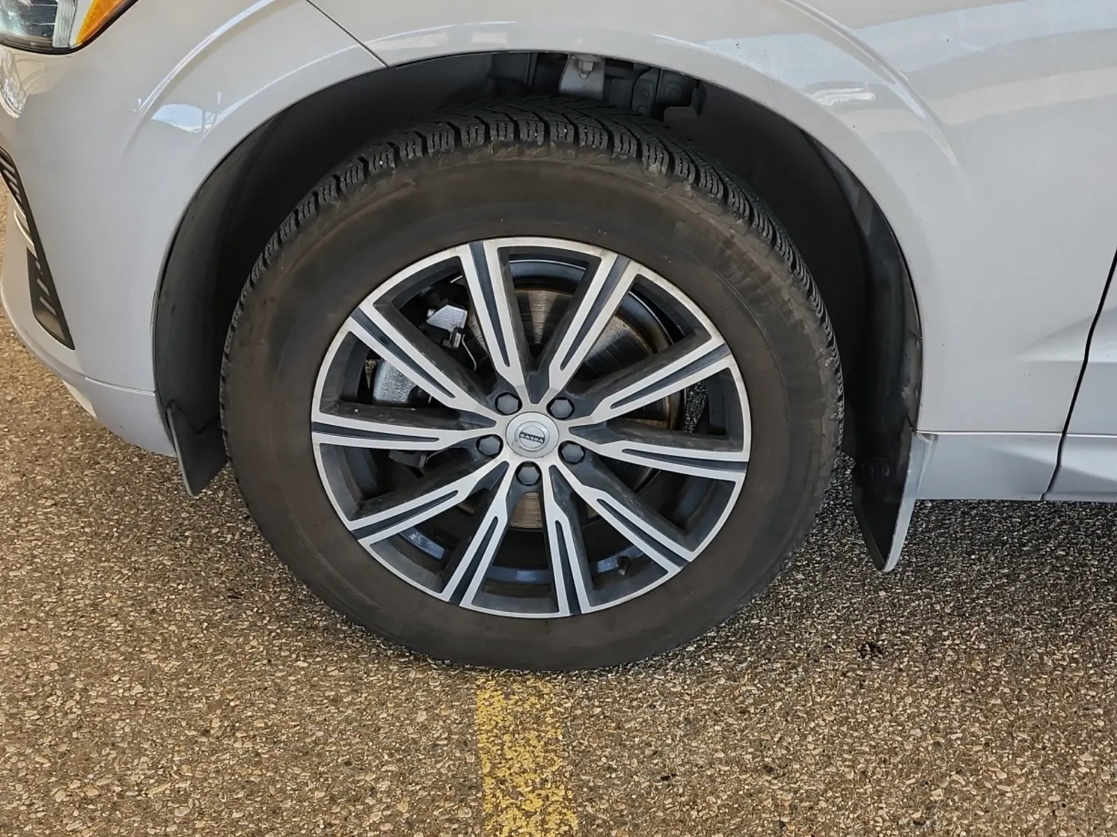 Front driver wheel/tire photo