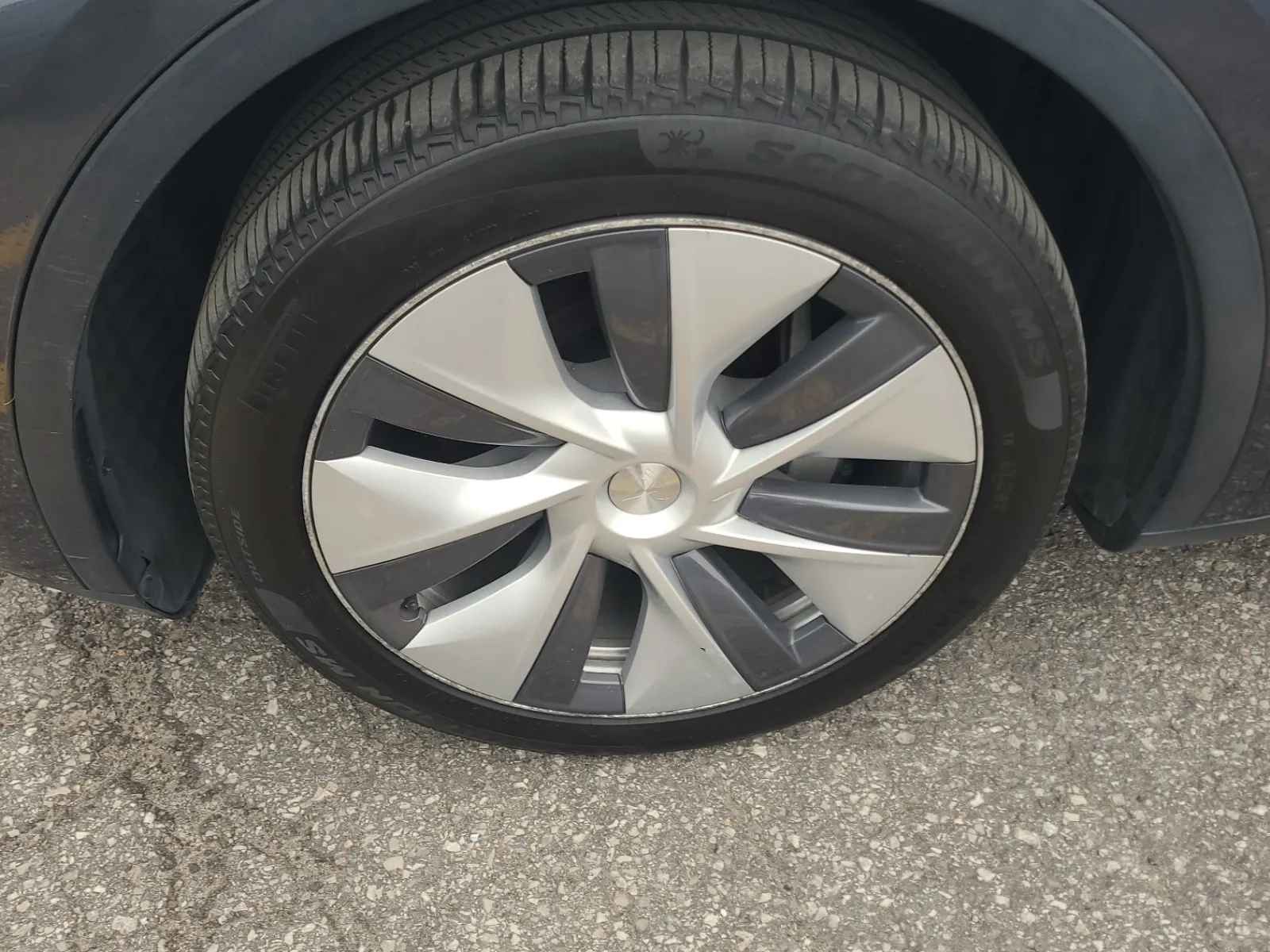 Front driver wheel/tire photo