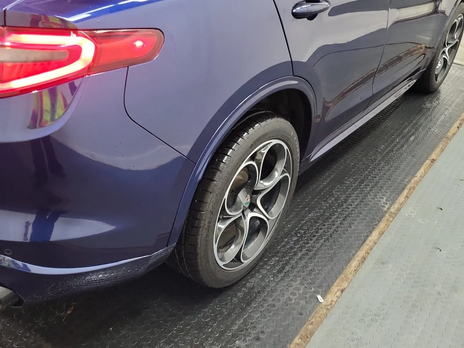 Right Rear Wheel/Tire Photo