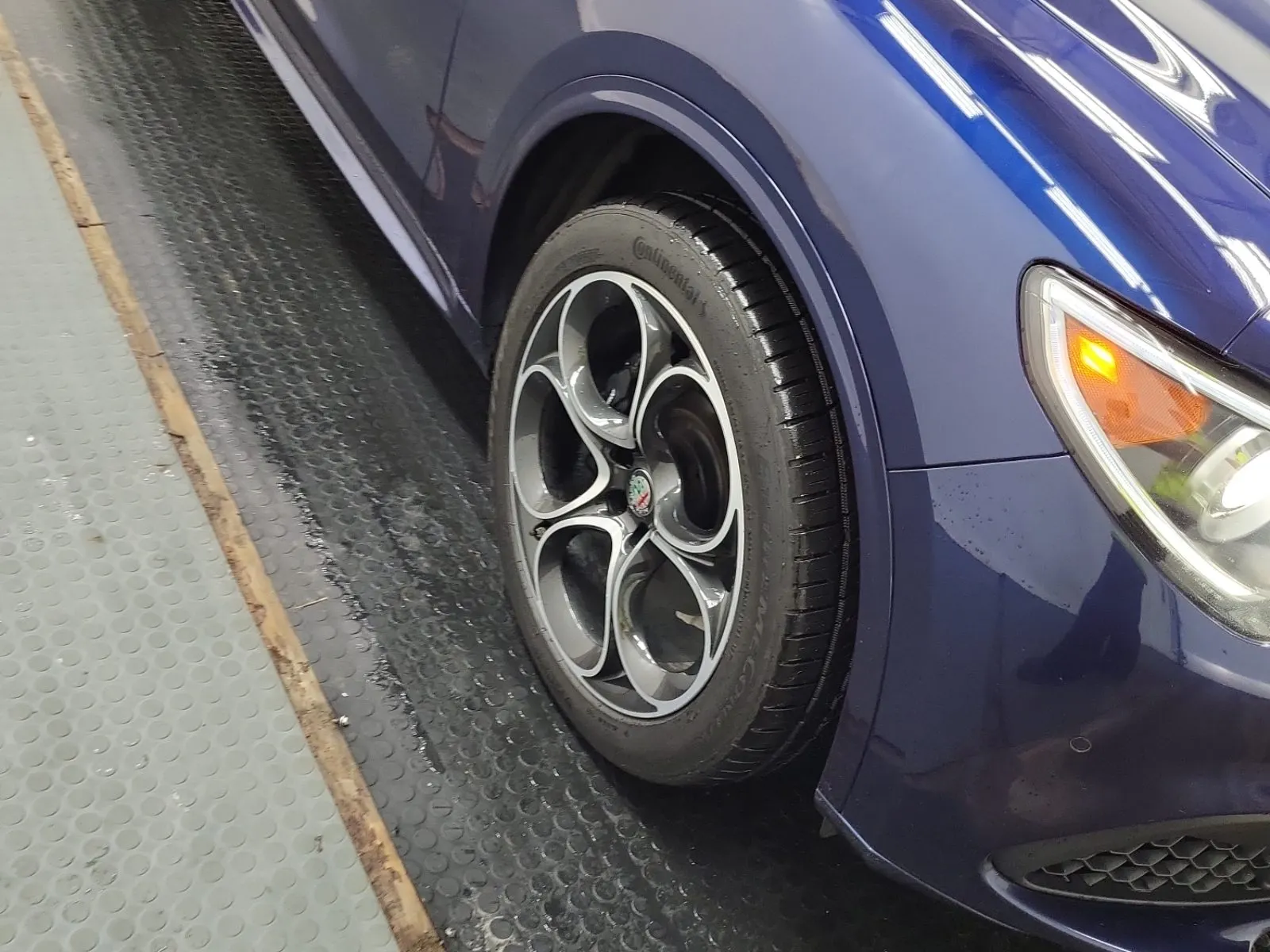 Right Front Wheel/Tire Photo