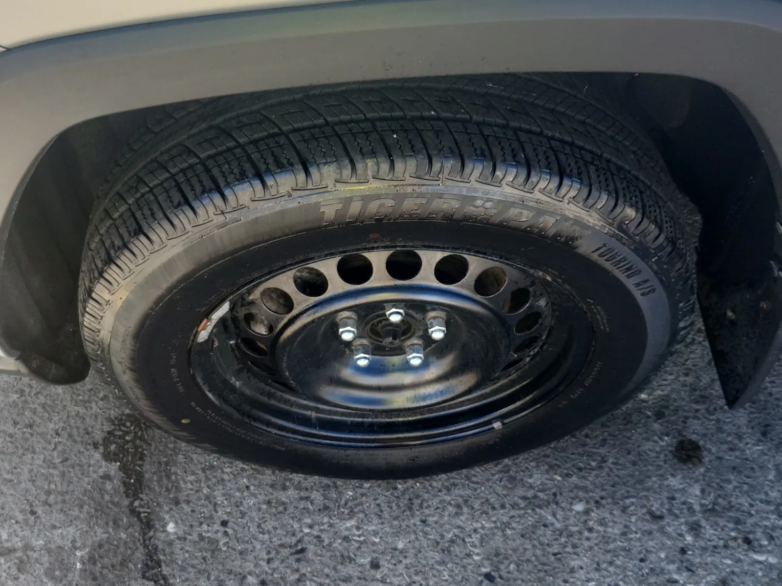 Front driver wheel/tire photo