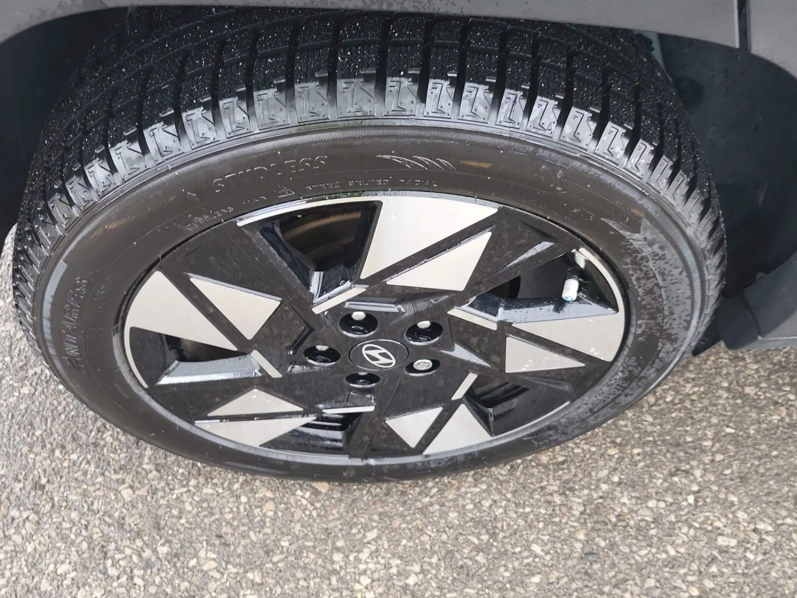 Right Rear Wheel/Tire Photo