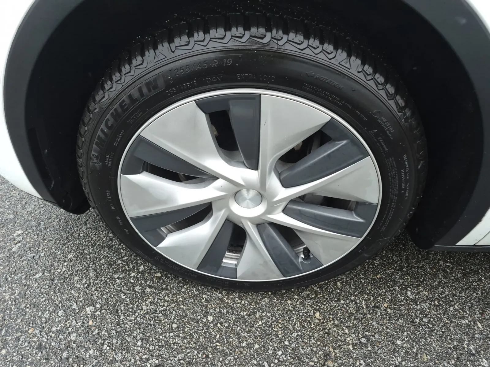 Front driver wheel/tire photo