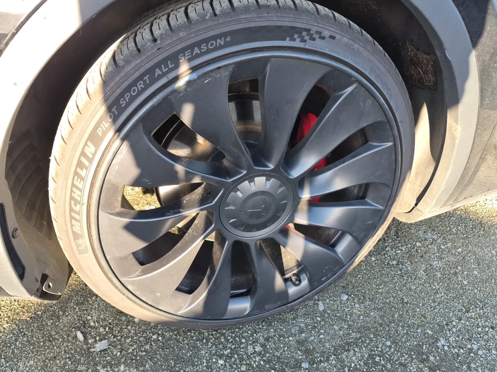 Front driver wheel/tire photo