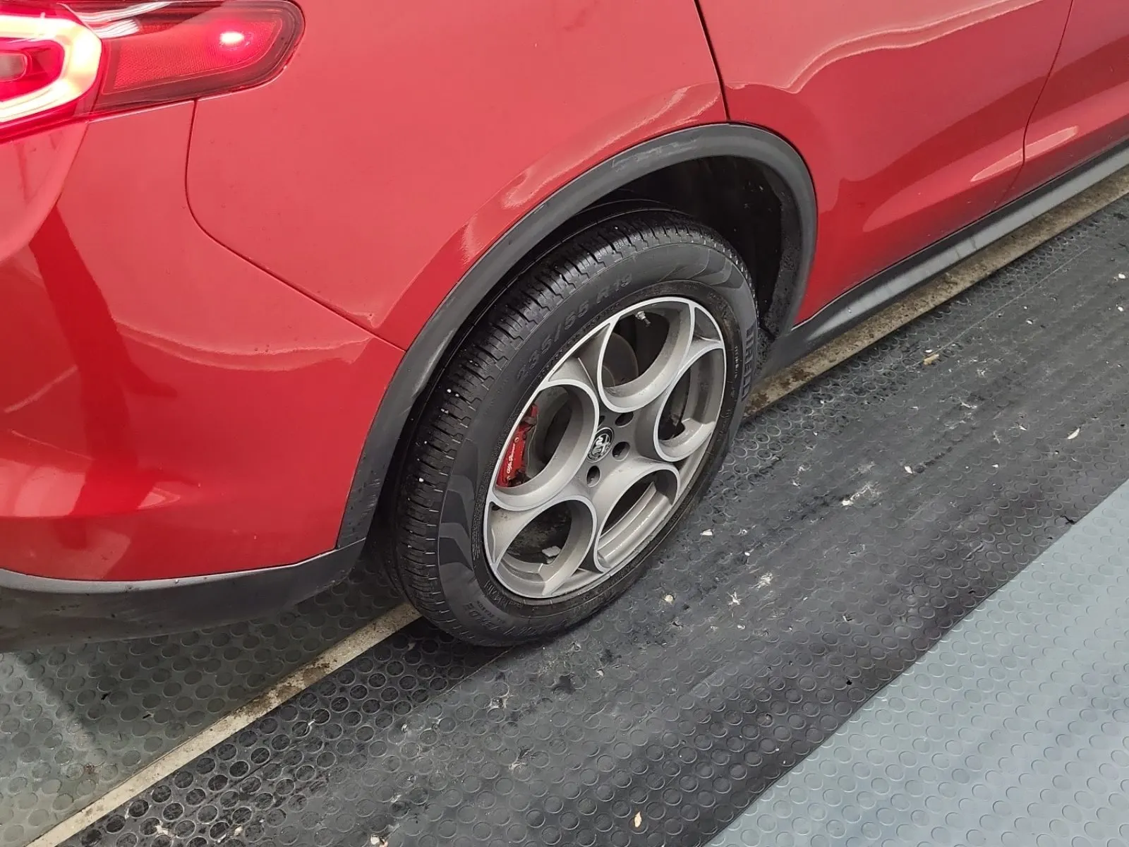 Right Rear Wheel/Tire Photo