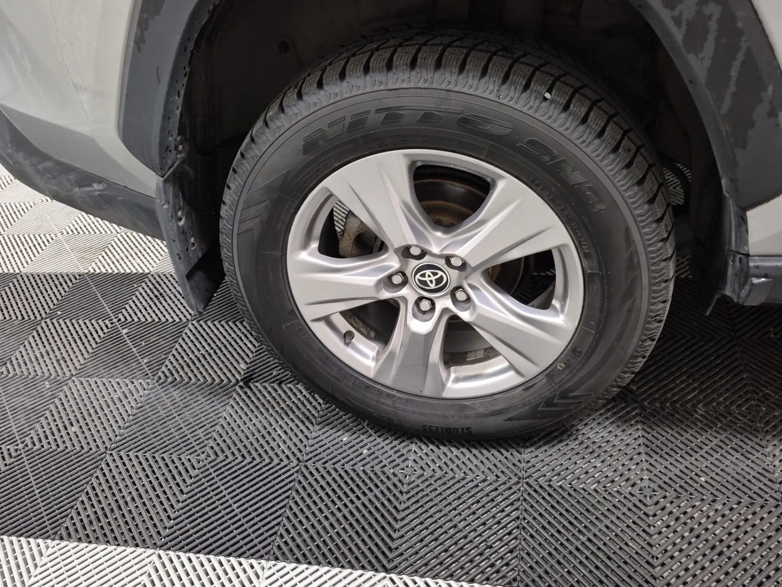 Right Rear Wheel/Tire Photo