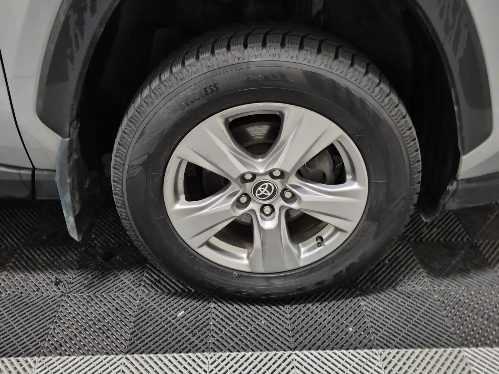 Right Front Wheel/Tire Photo