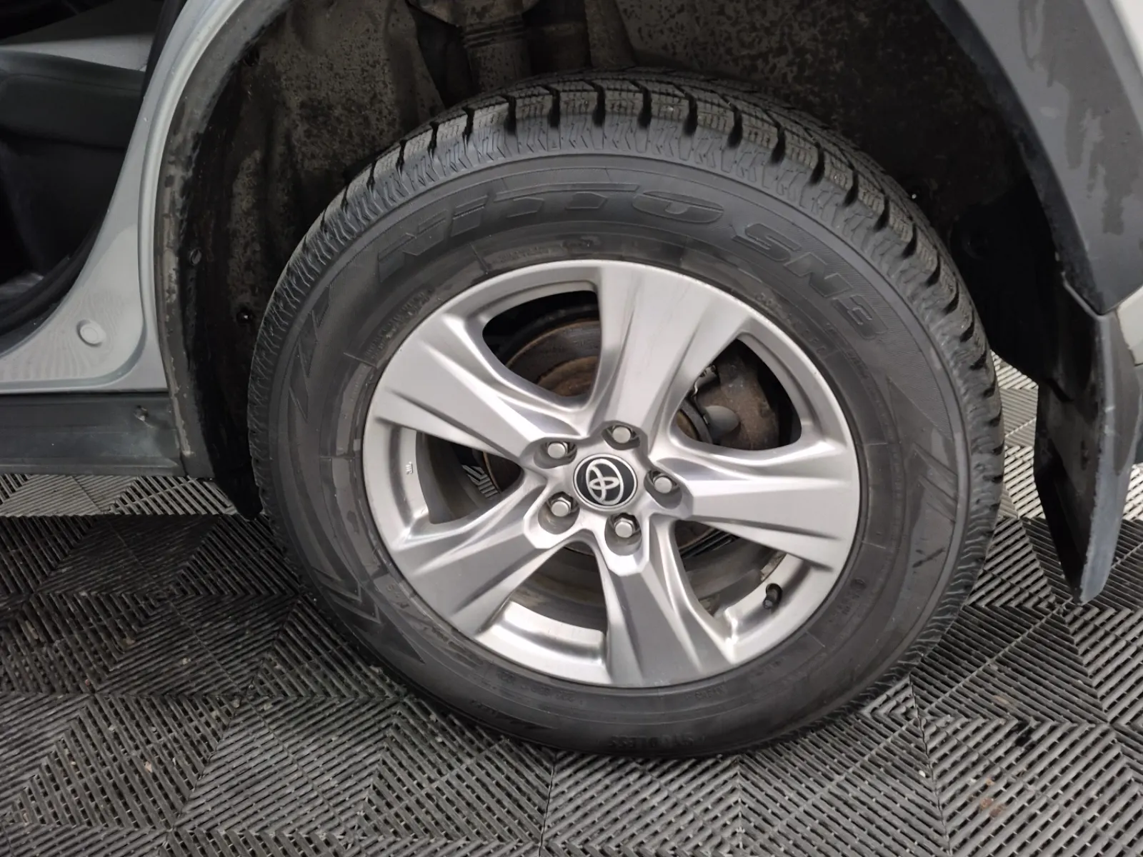 Left Rear Wheel/Tire Photo