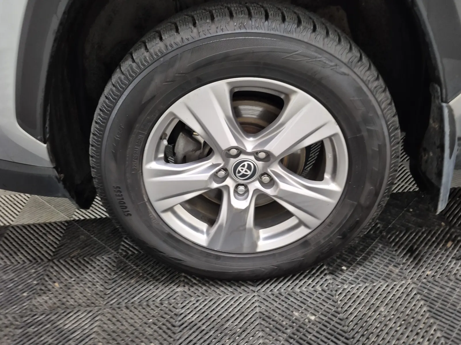 Front driver wheel/tire photo