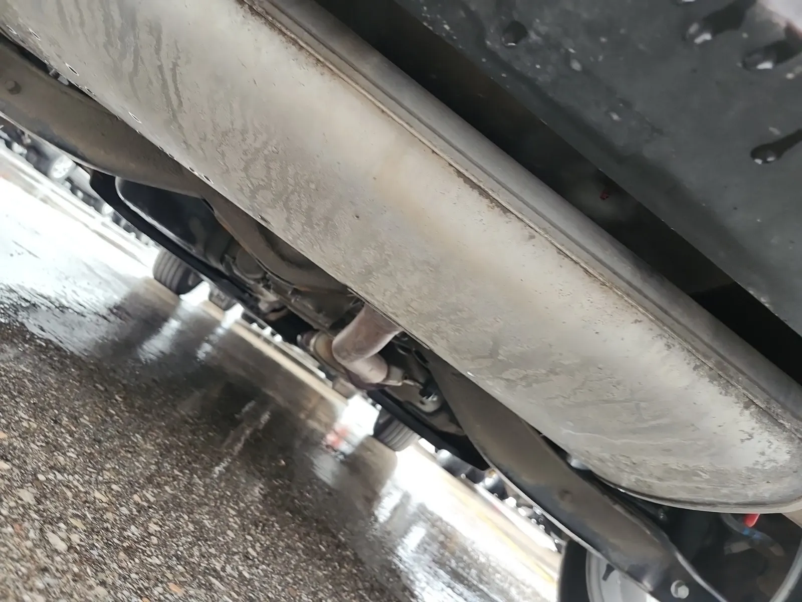 Undercarriage - Rear Photo