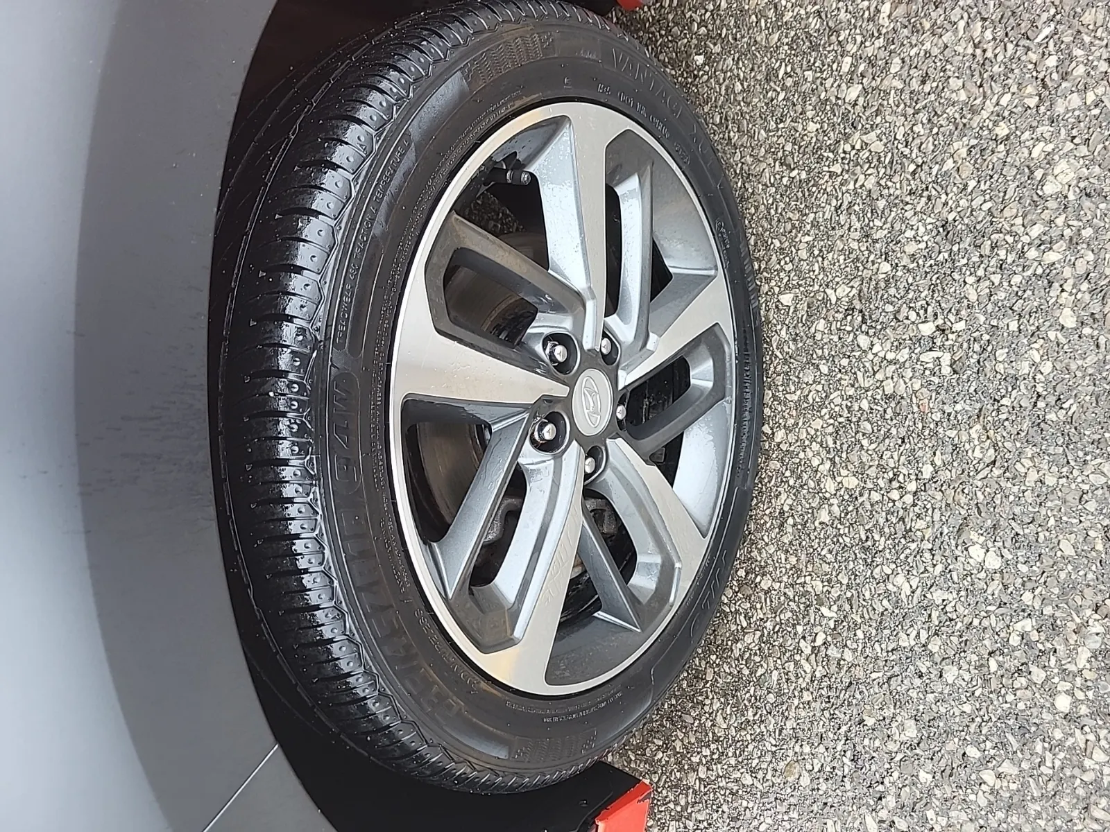 Front driver wheel/tire photo