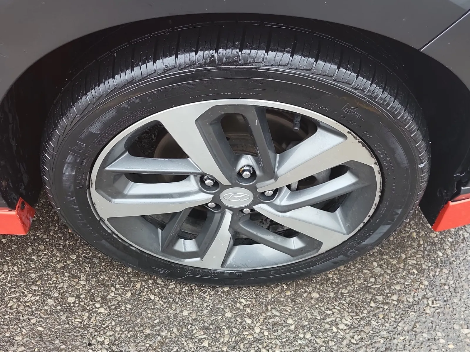 Right Front Wheel/Tire Photo