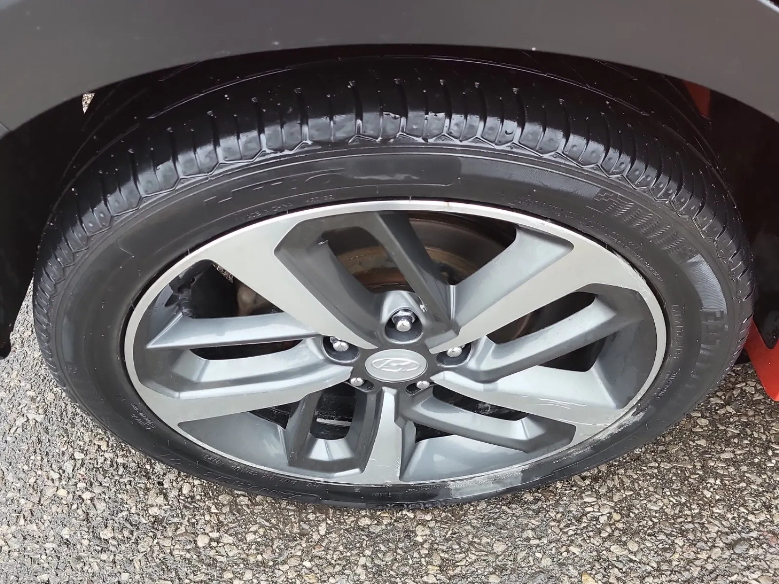 Right Rear Wheel/Tire Photo