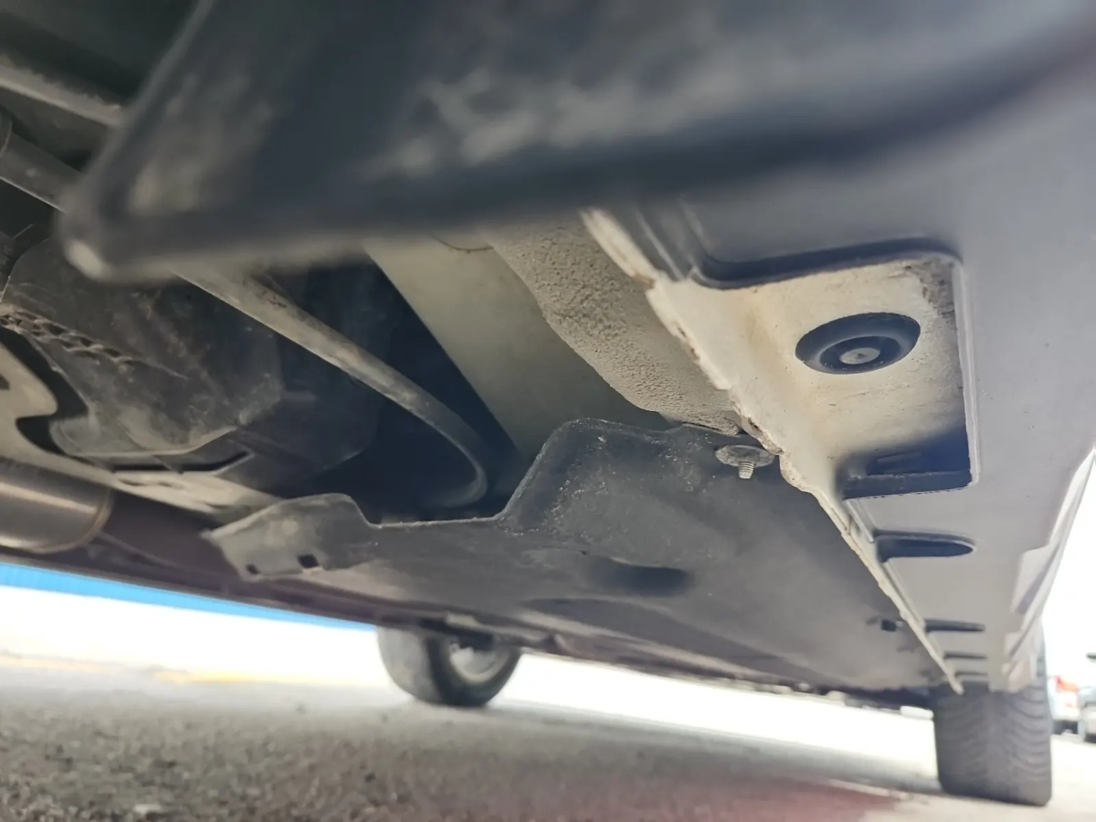 Undercarriage - Passenger Photo