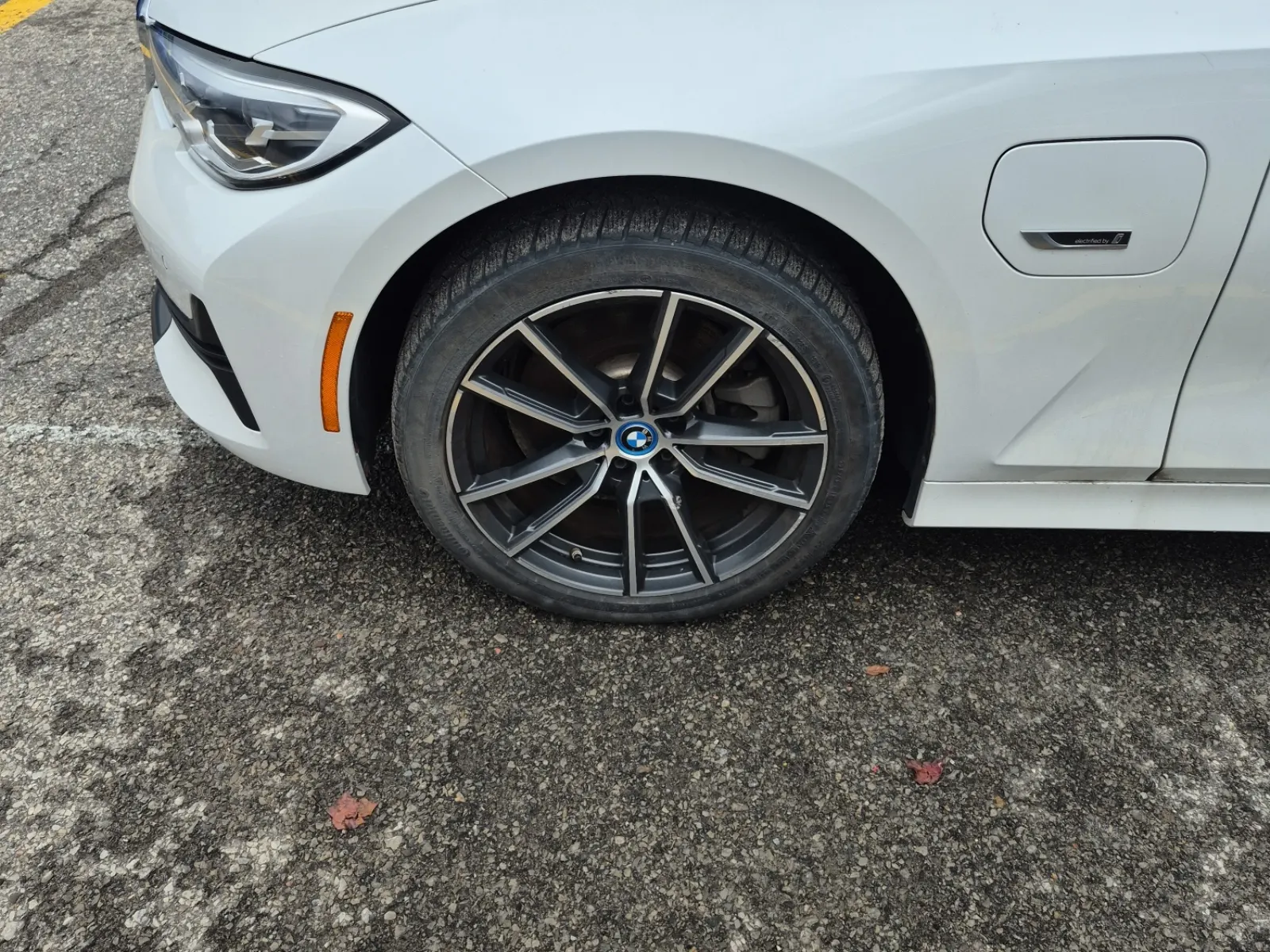 Front driver wheel/tire photo