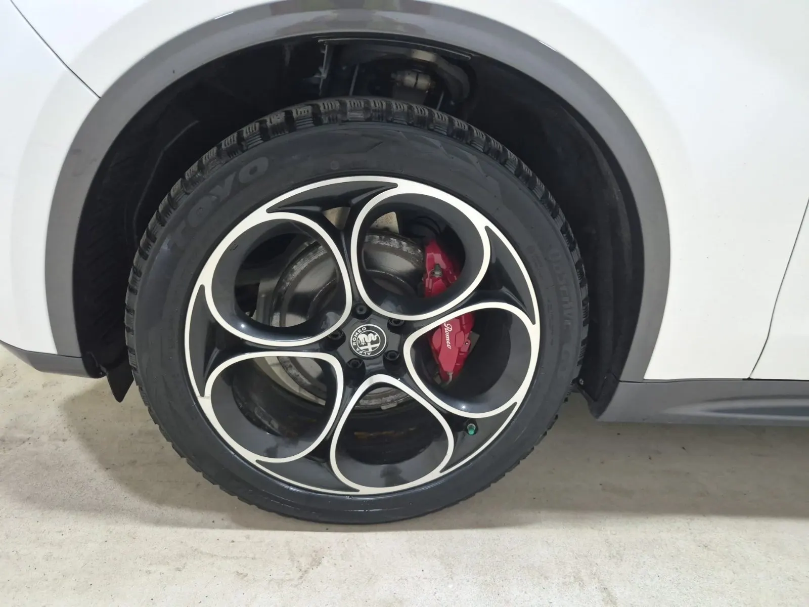 Front driver wheel/tire photo