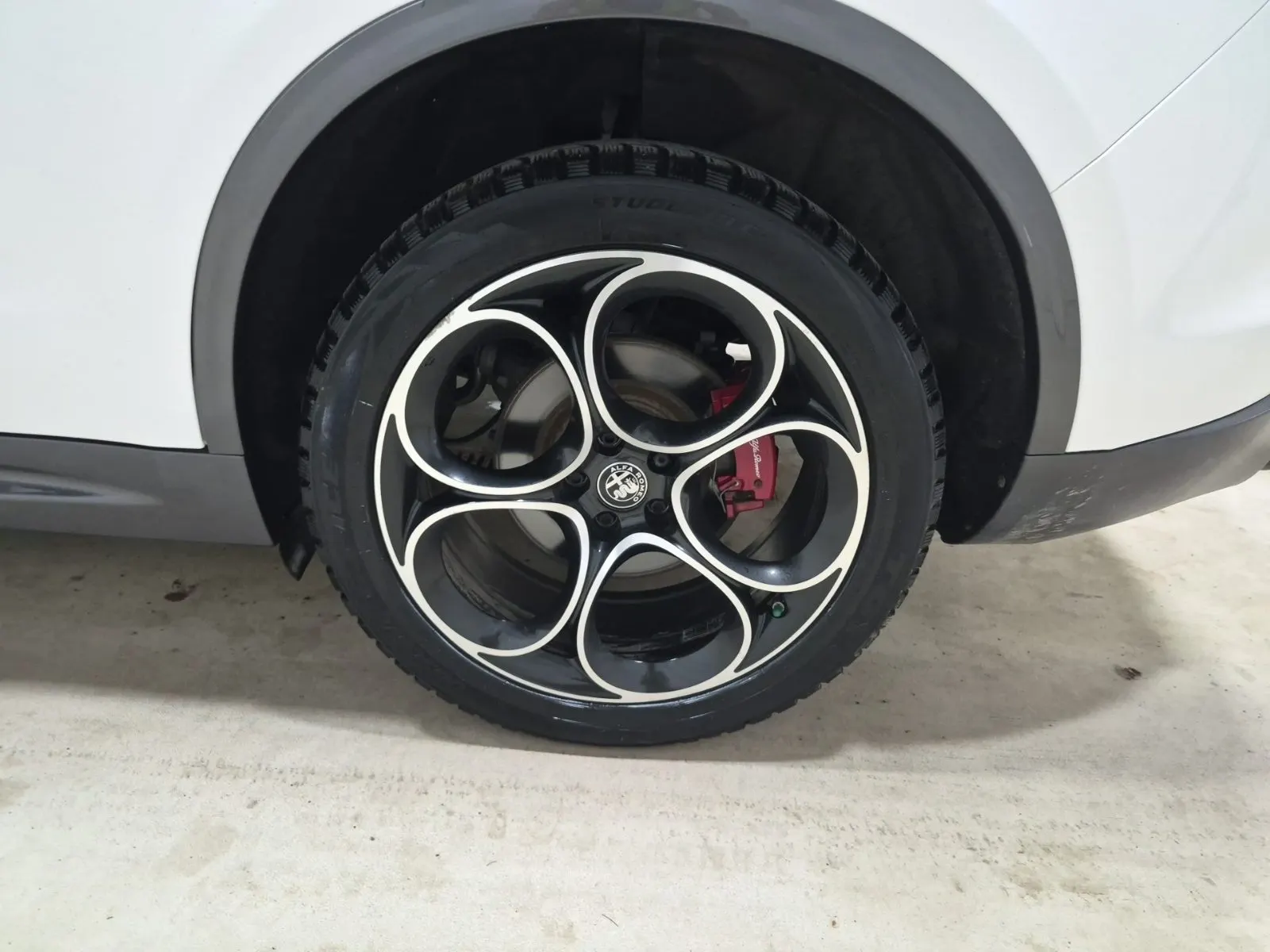 Left Rear Wheel/Tire Photo