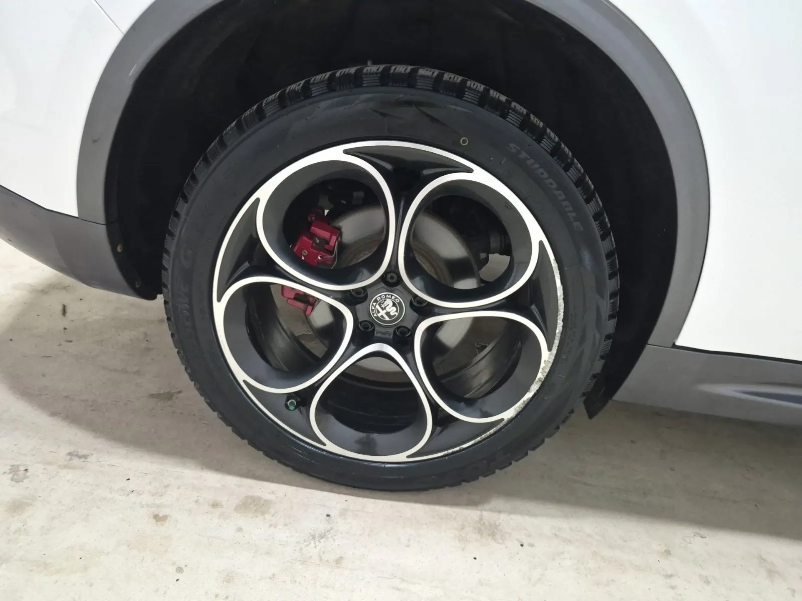 Right Rear Wheel/Tire Photo