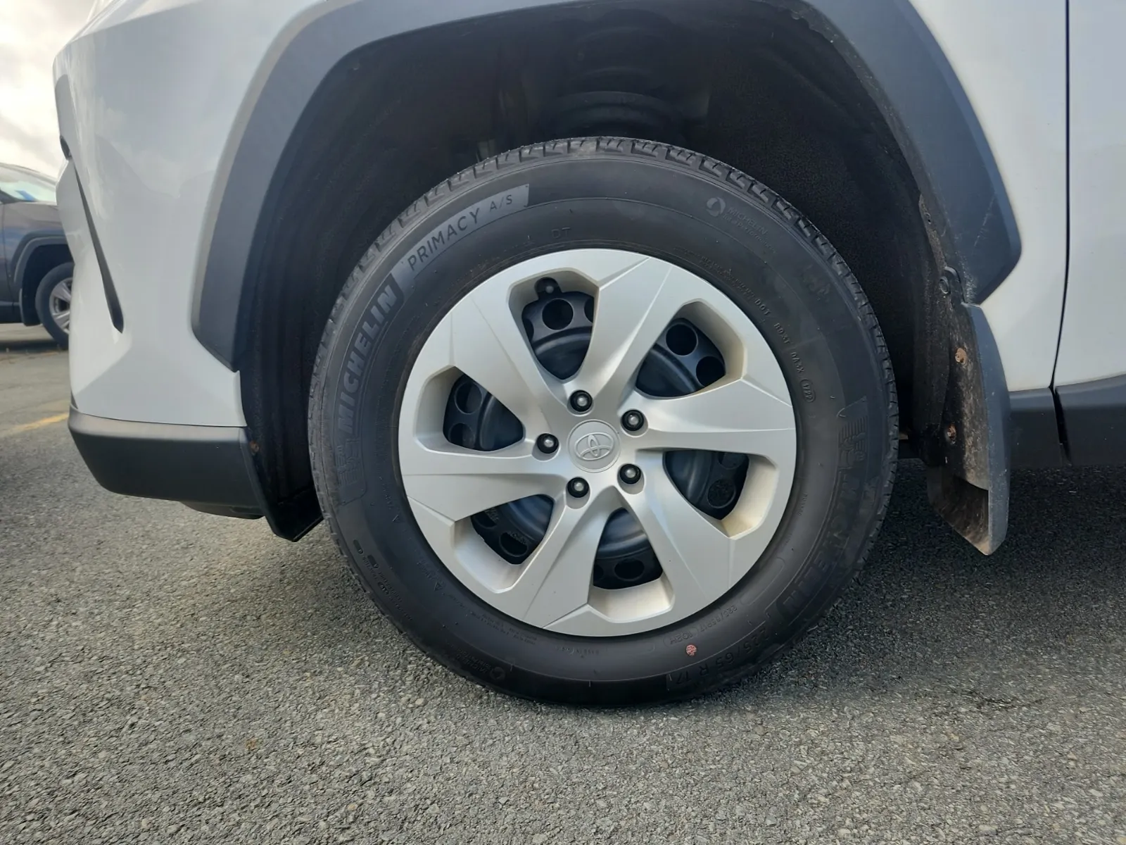 Front driver wheel/tire photo