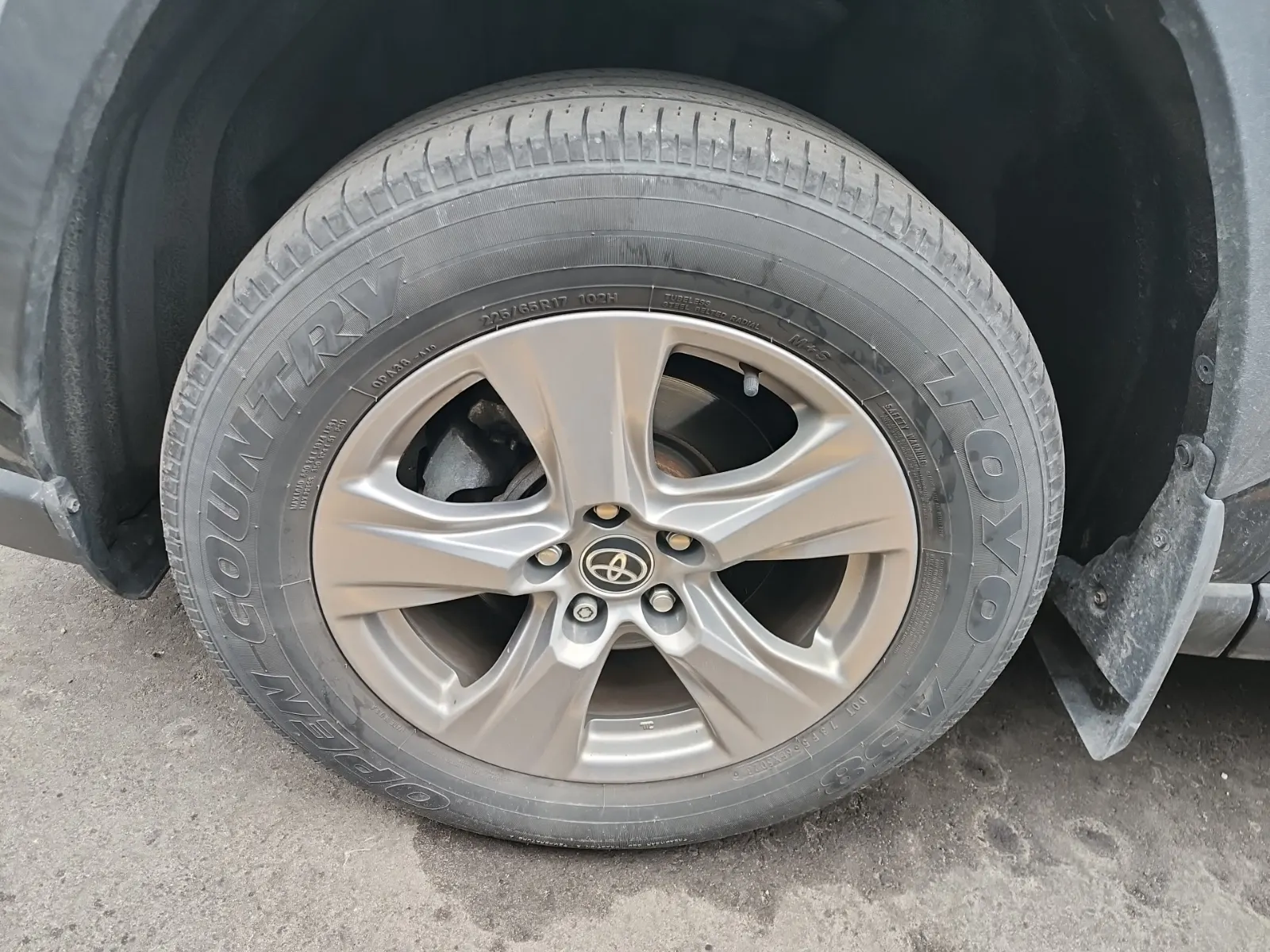 Front driver wheel/tire photo