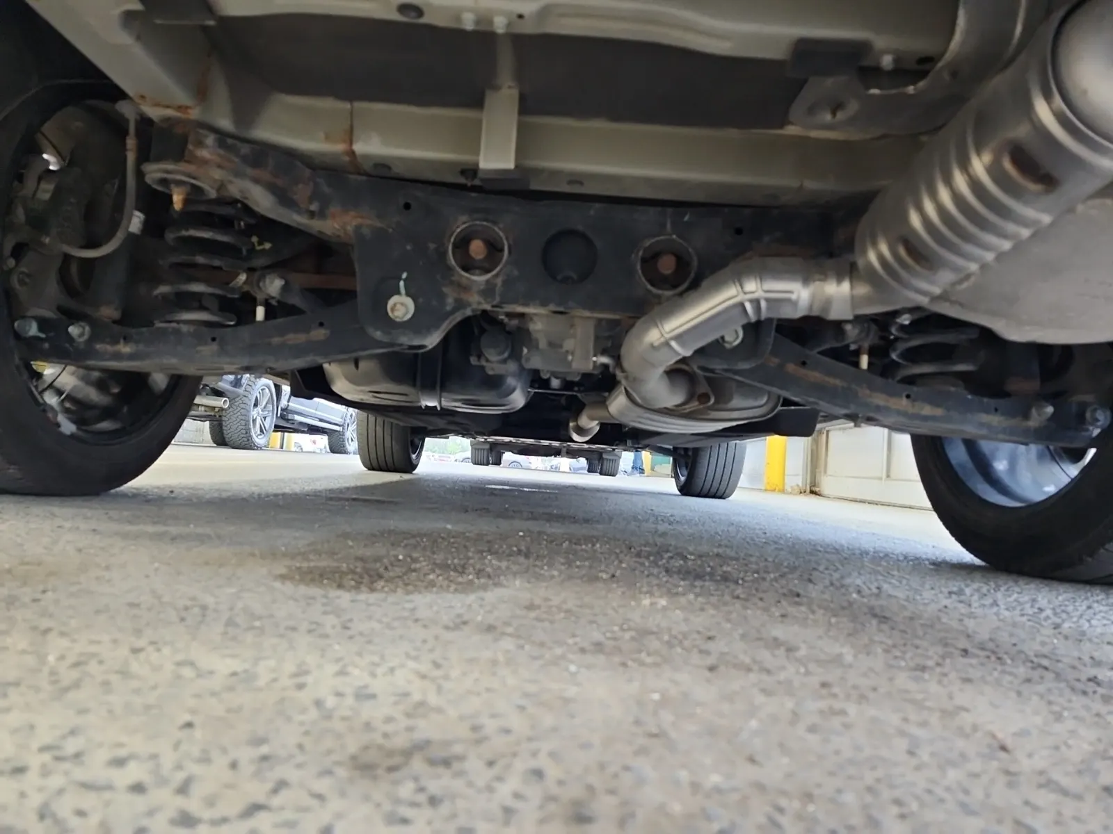 Undercarriage - Rear Photo