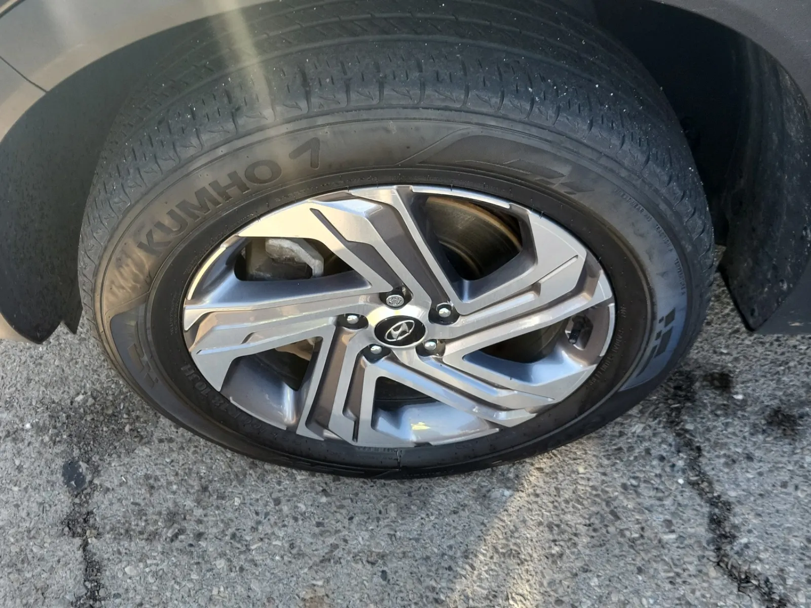 Front driver wheel/tire photo