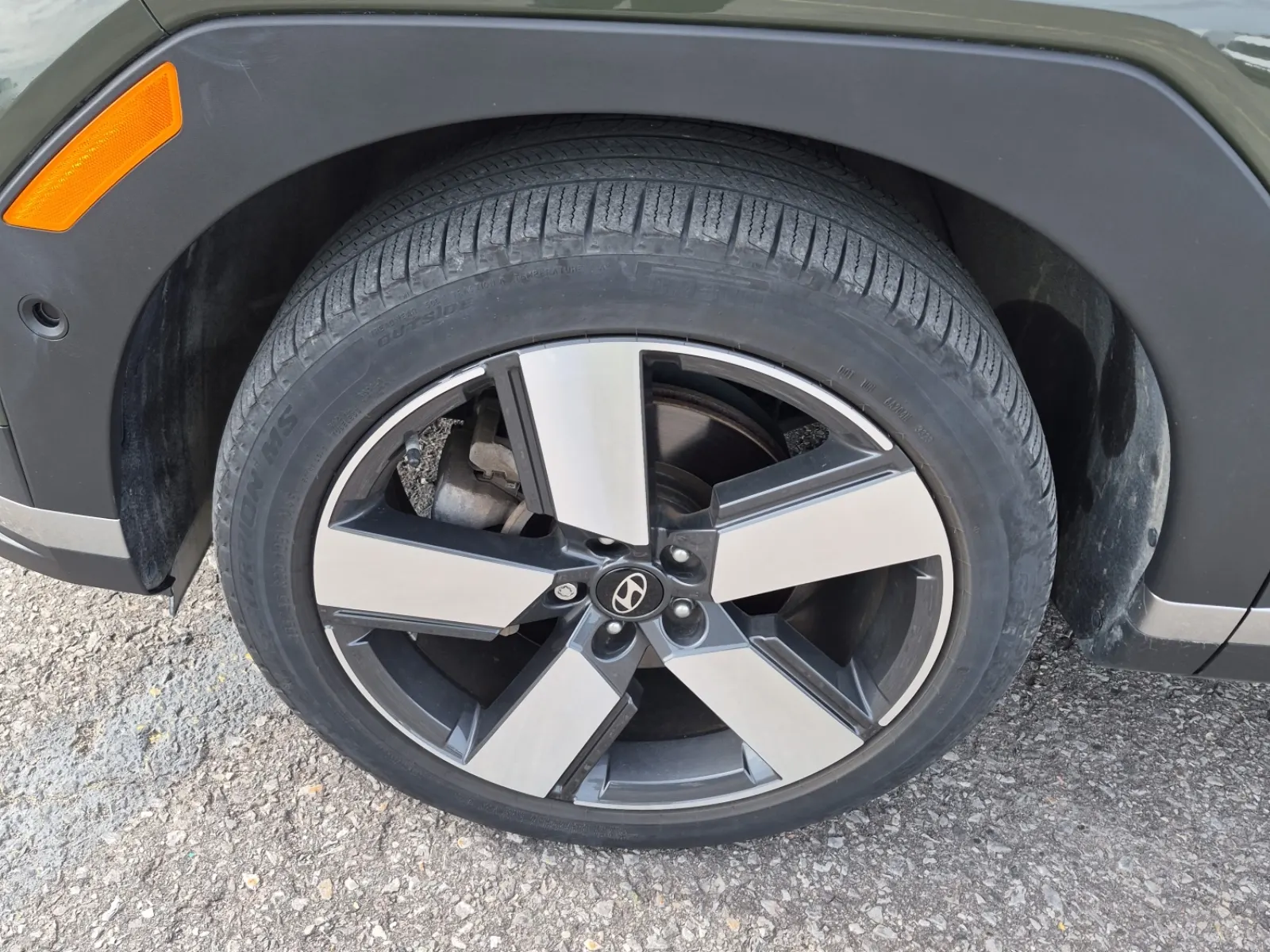 Front driver wheel/tire photo