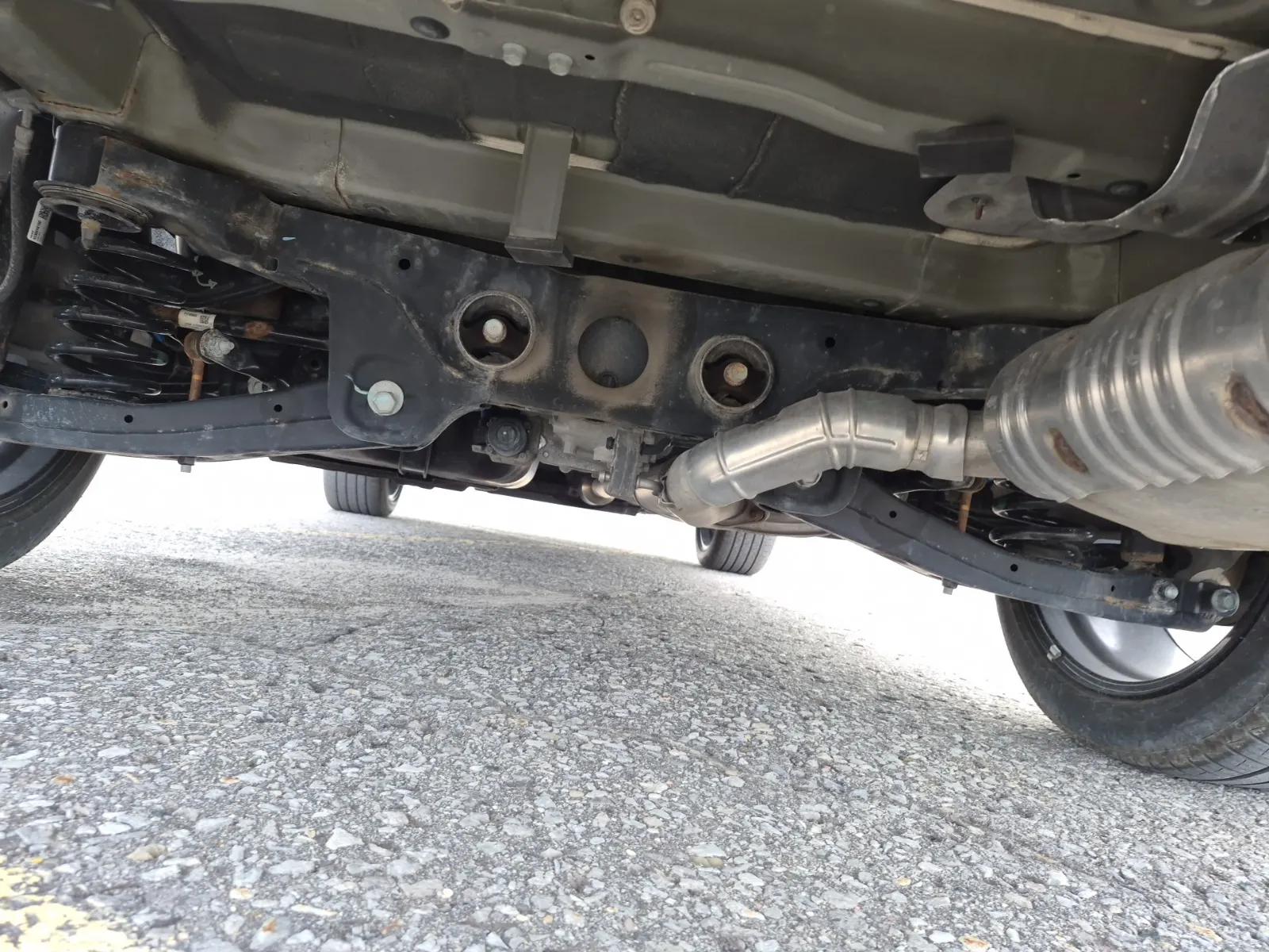 Undercarriage - Rear Photo