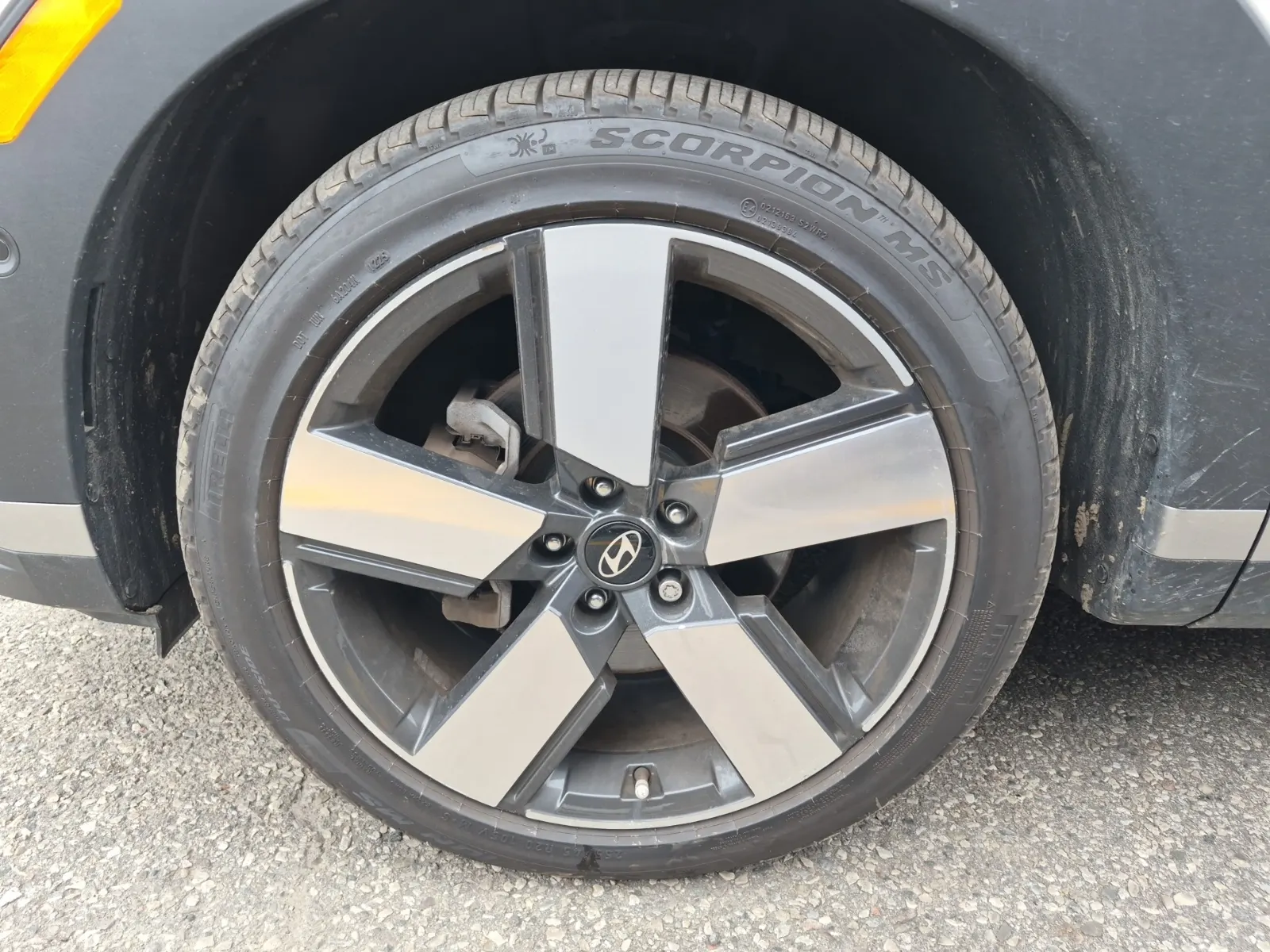 Front driver wheel/tire photo