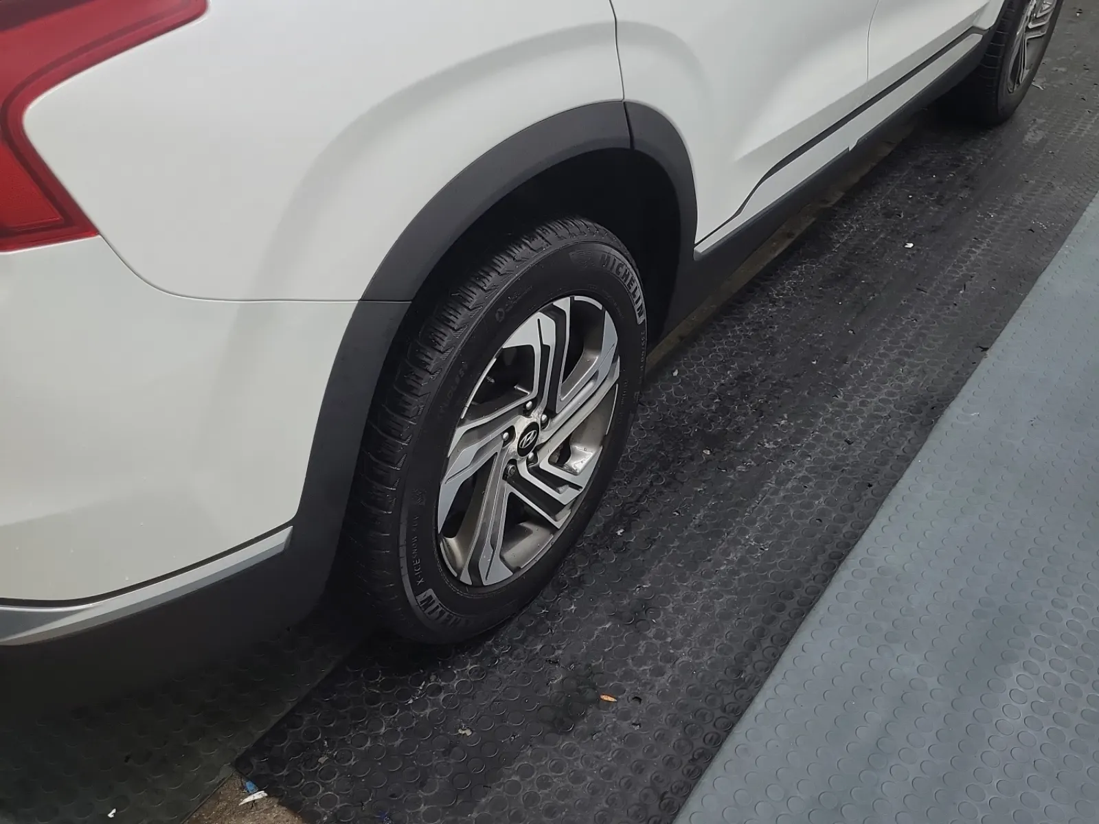 Right Rear Wheel/Tire Photo