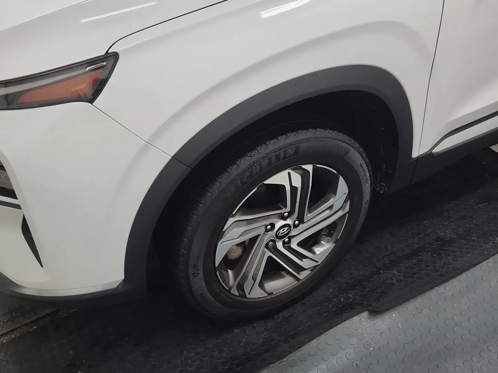Front driver wheel/tire photo