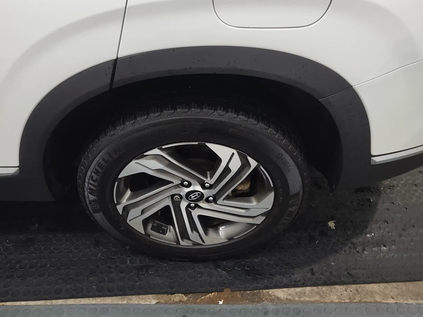 Left Rear Wheel/Tire Photo