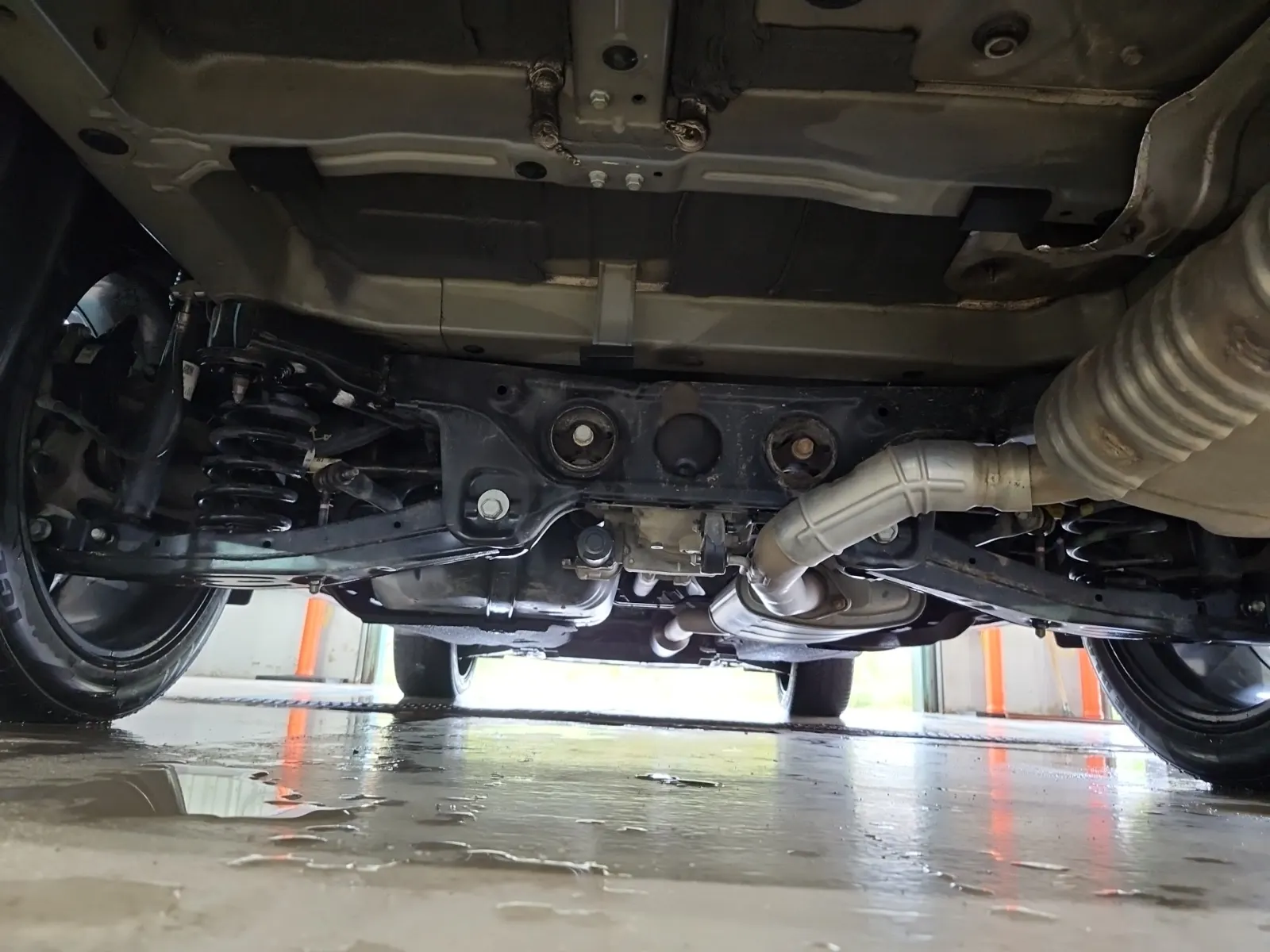 Undercarriage - Rear Photo