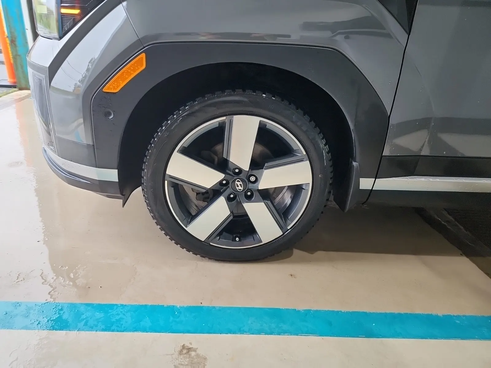 Front driver wheel/tire photo