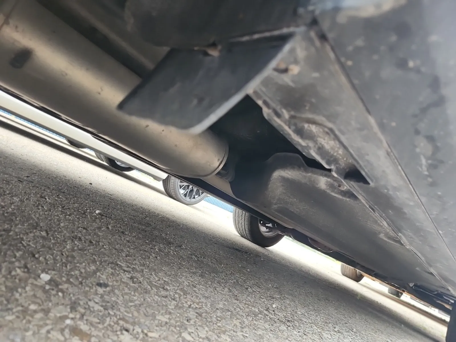 Undercarriage - Passenger Photo
