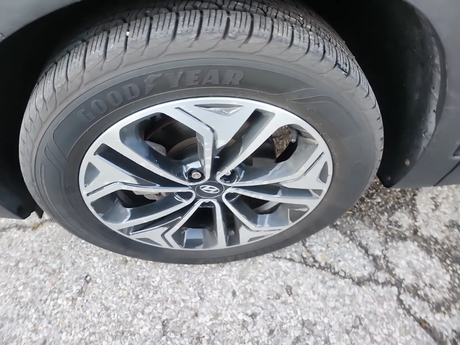 Front driver wheel/tire photo