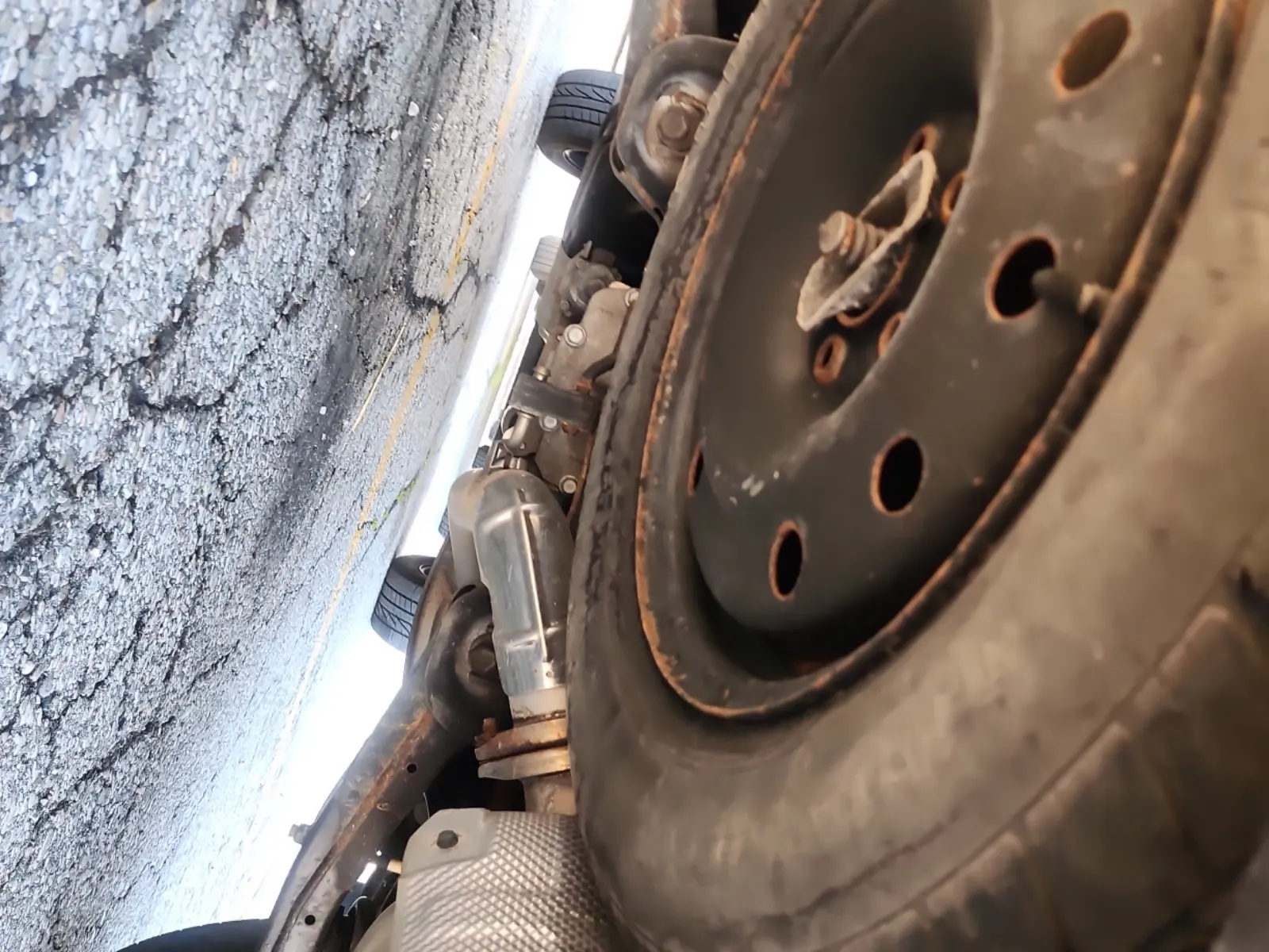 Undercarriage - Rear Photo