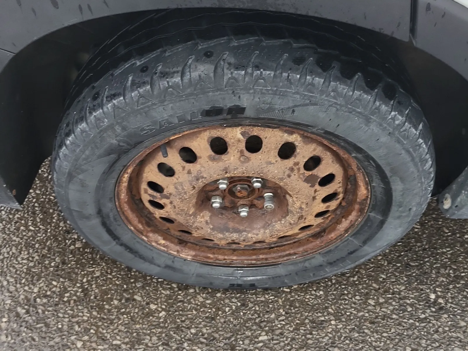 Right Rear Wheel/Tire Photo