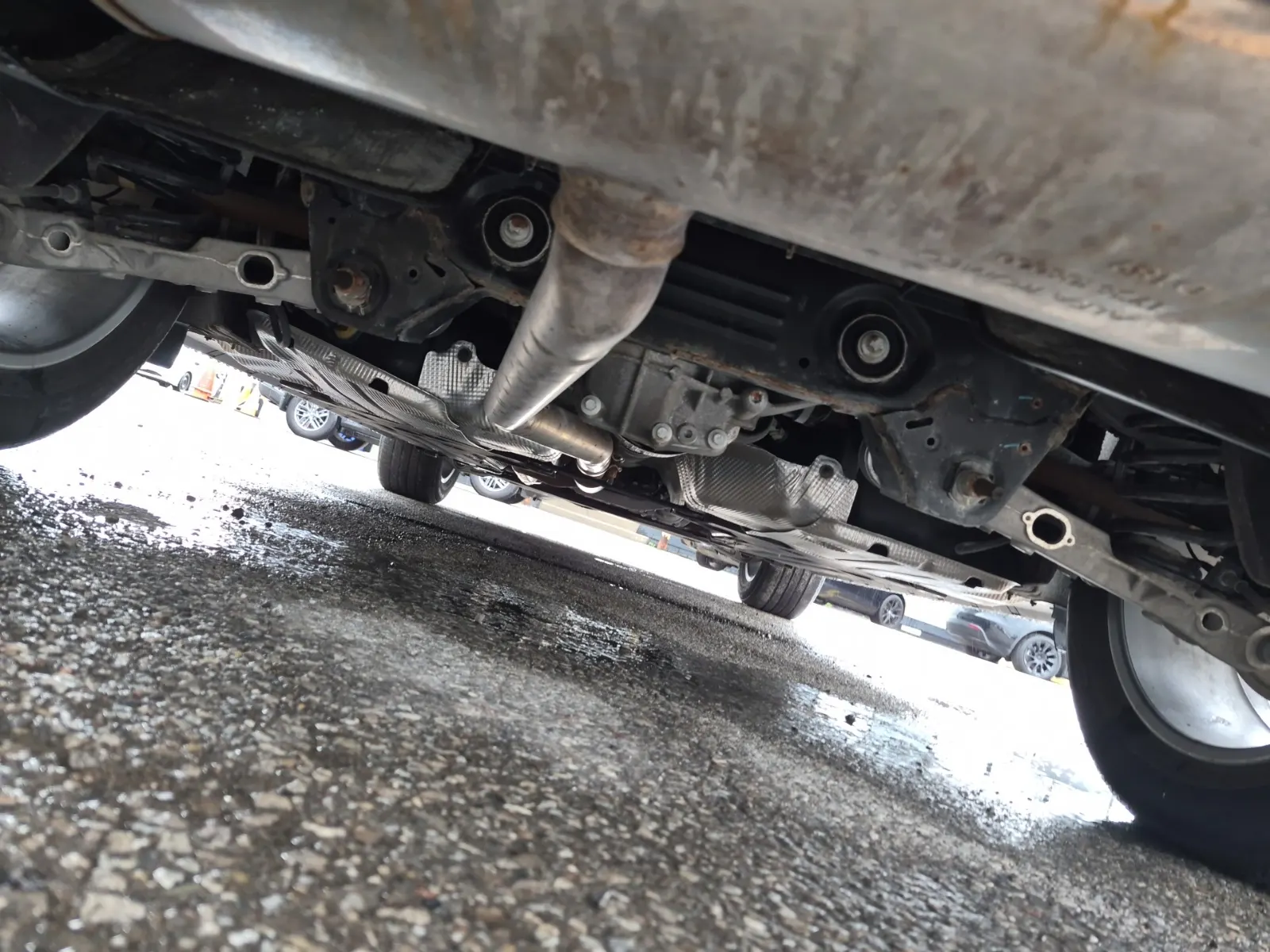 Undercarriage - Rear Photo