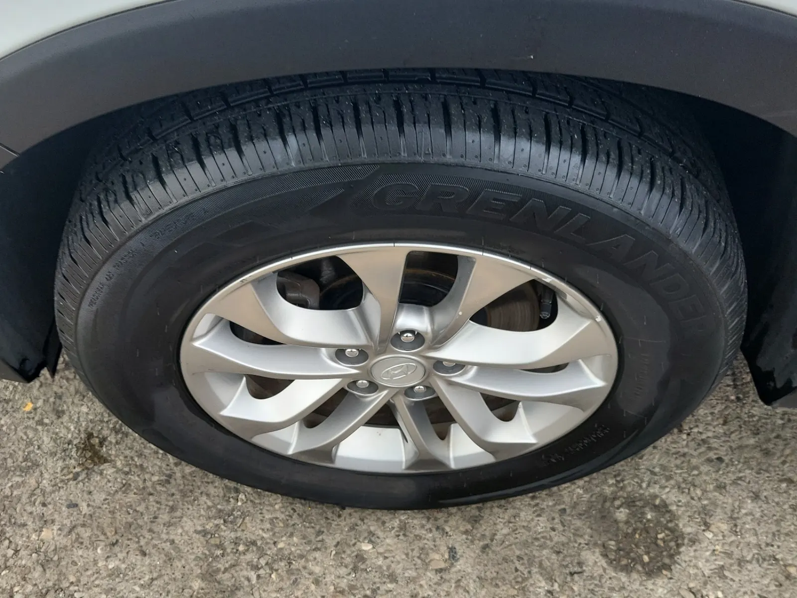 Front driver wheel/tire photo