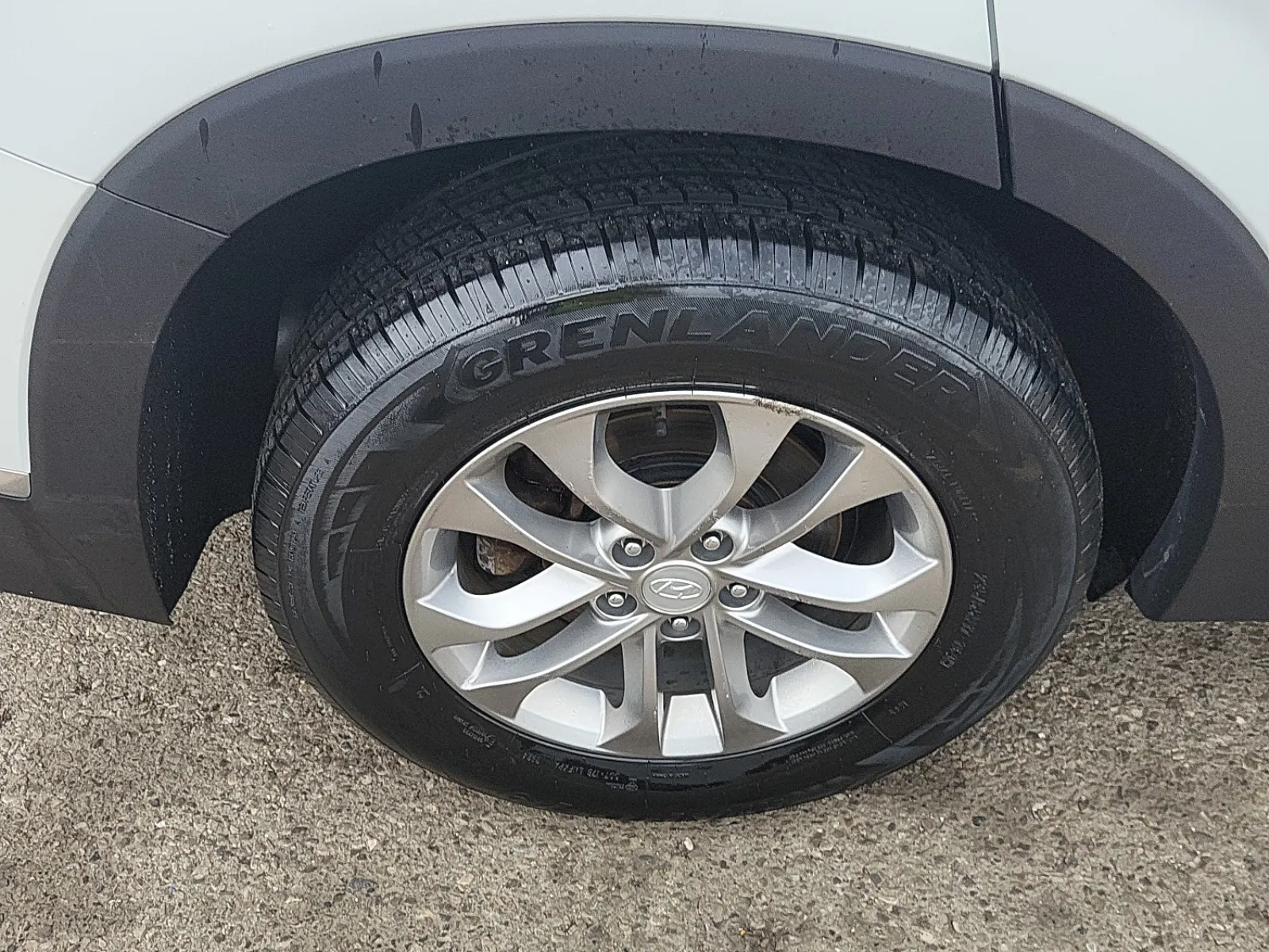 Right Rear Wheel/Tire Photo