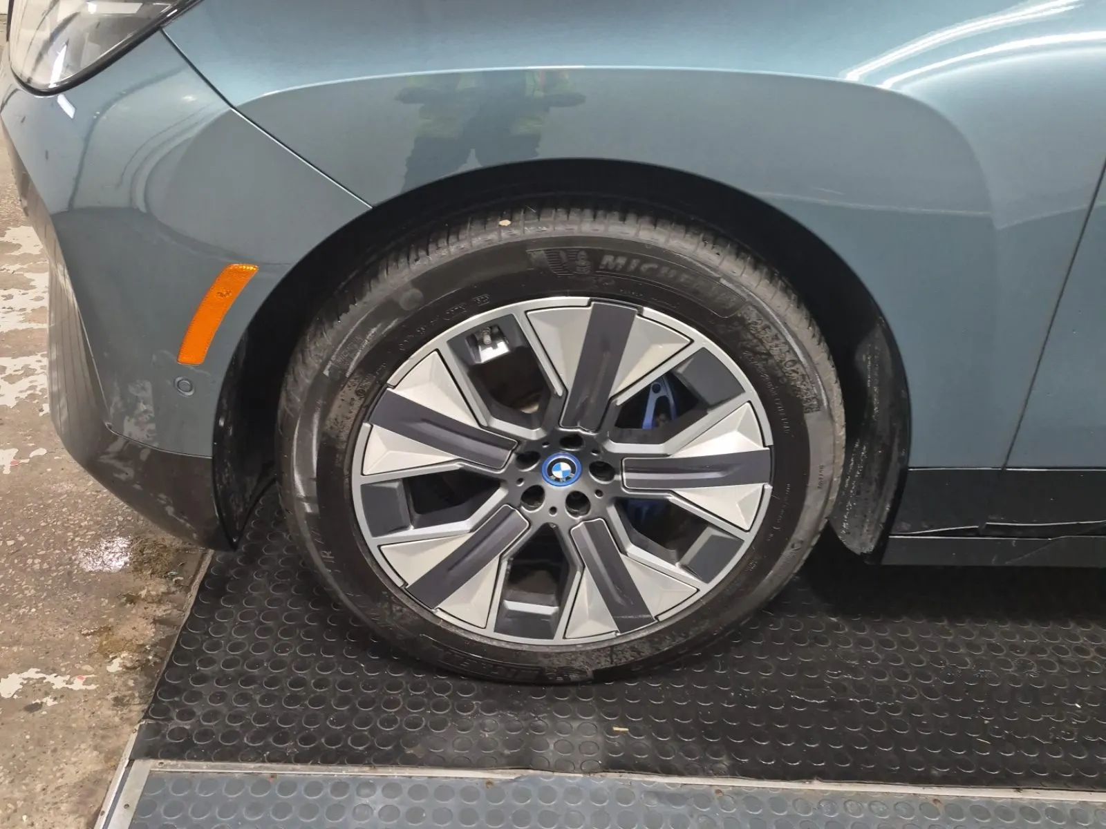 Front driver wheel/tire photo