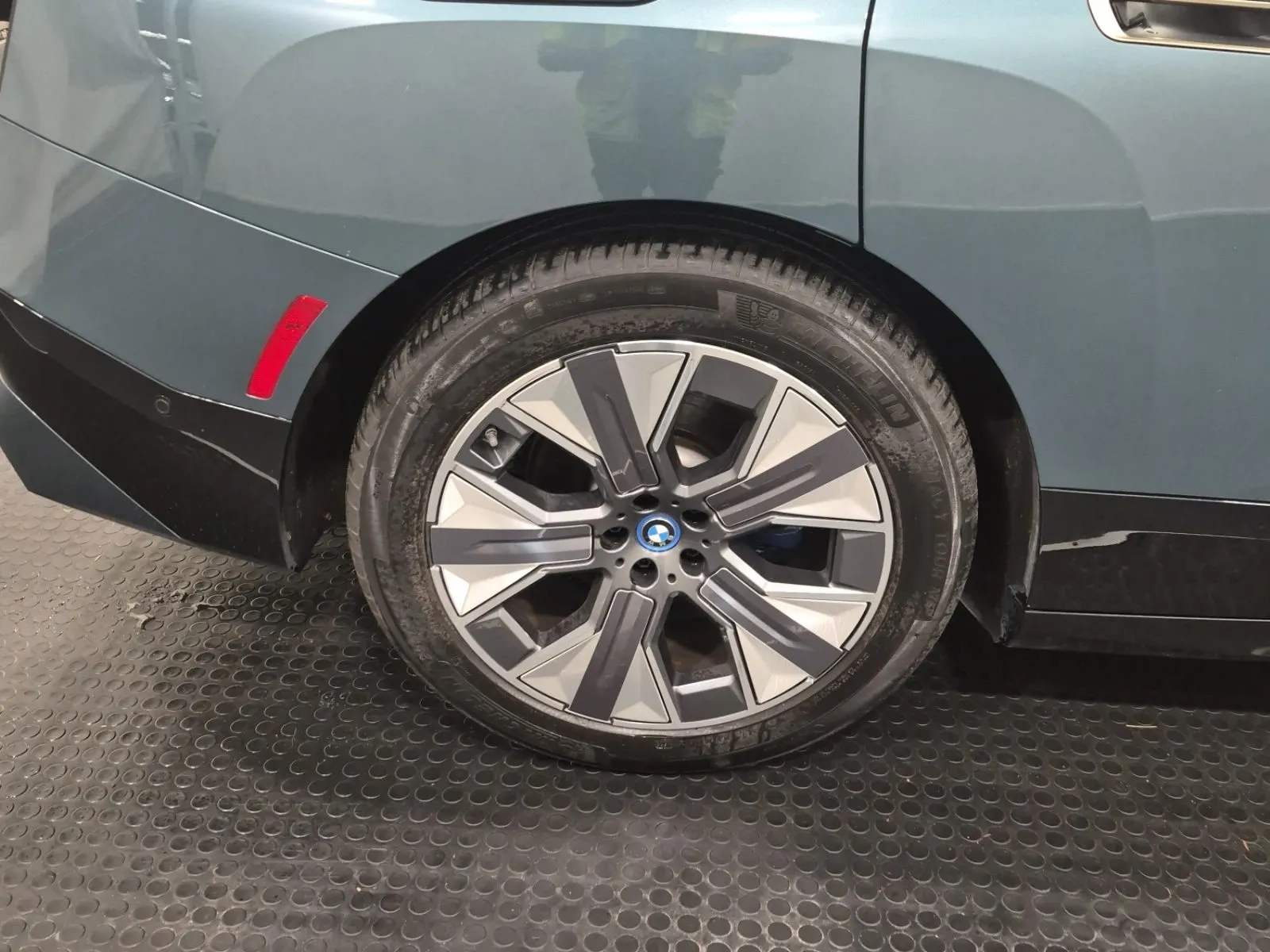 Right Rear Wheel/Tire Photo