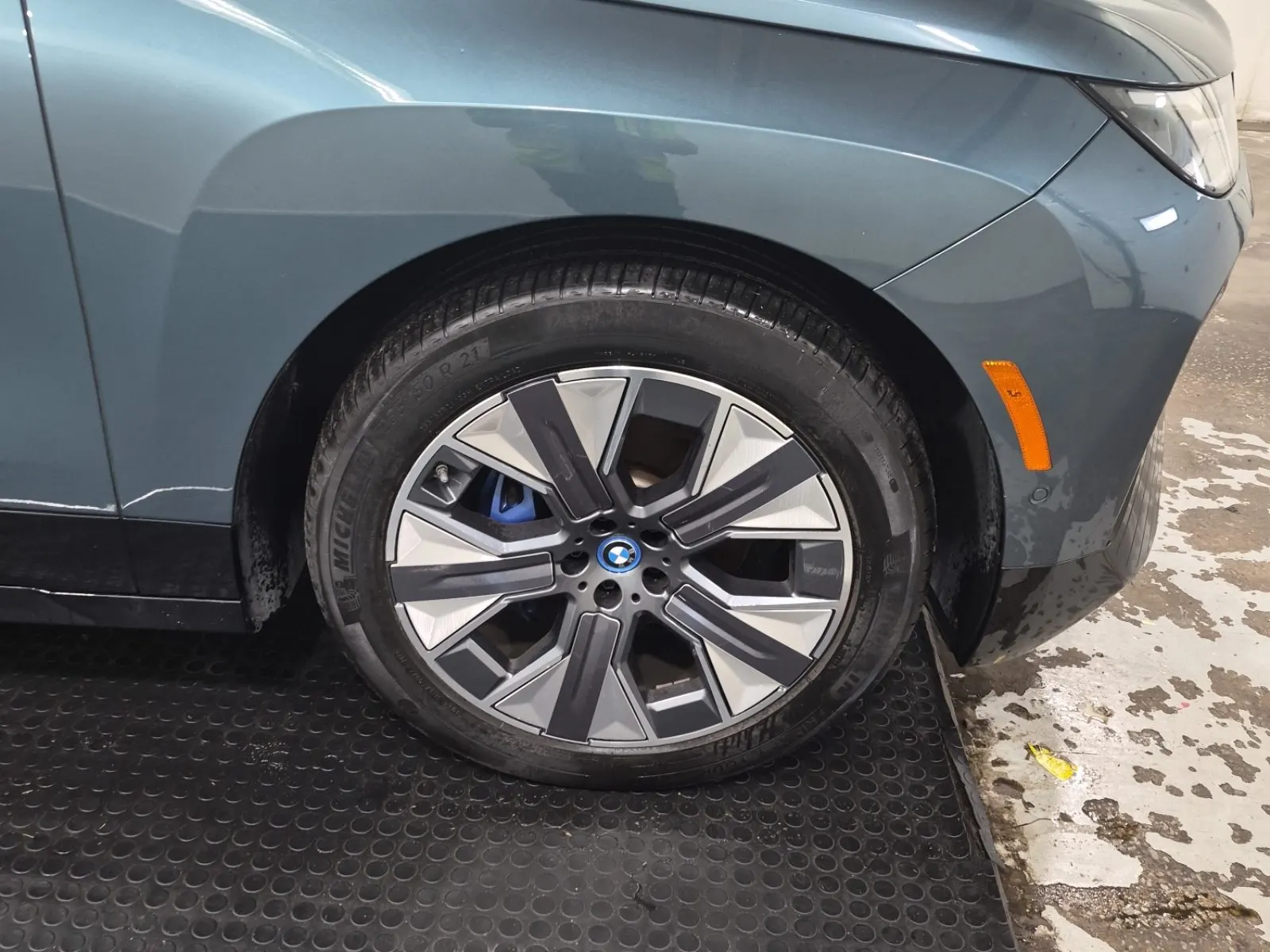 Right Front Wheel/Tire Photo