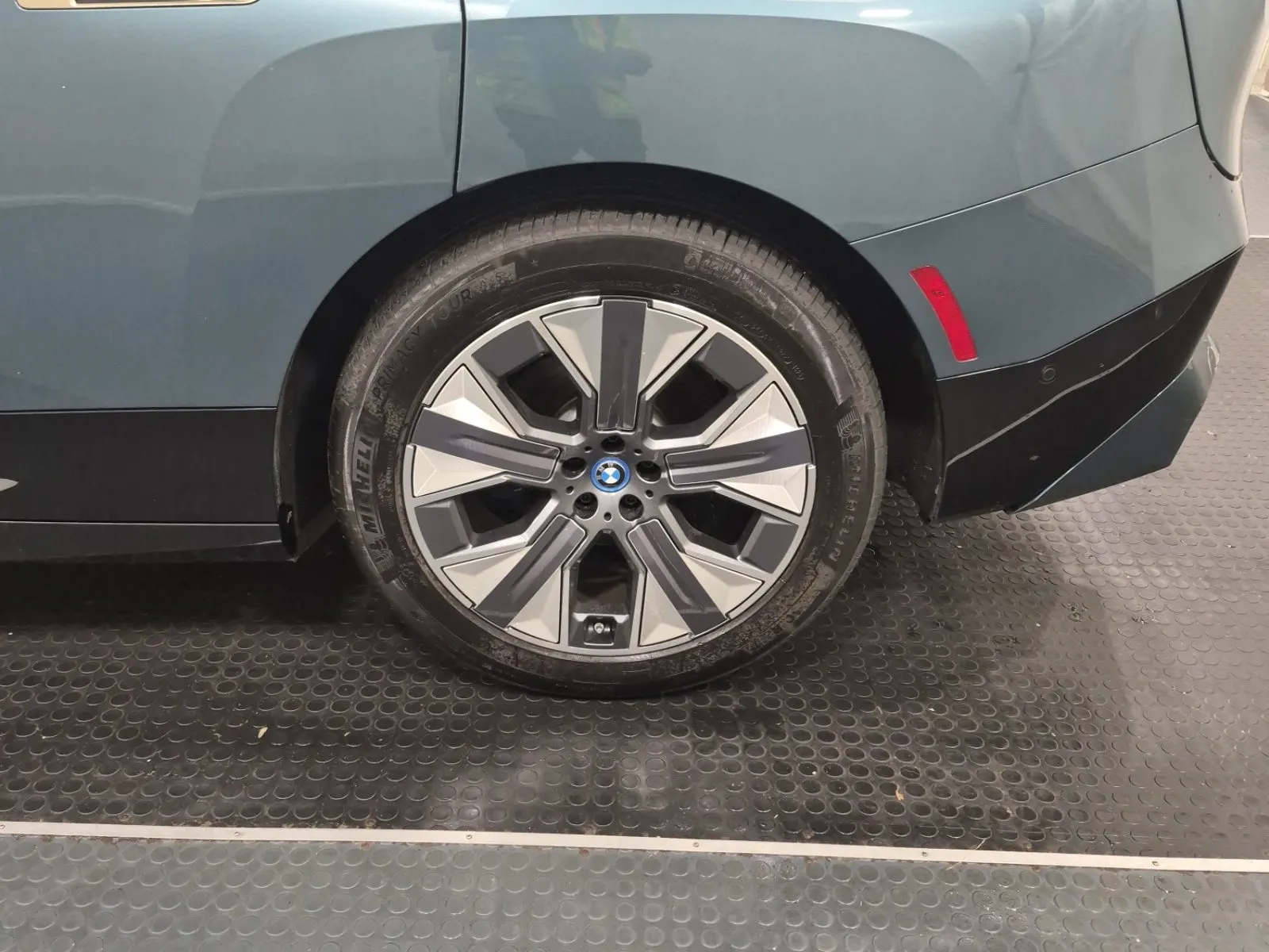 Left Rear Wheel/Tire Photo
